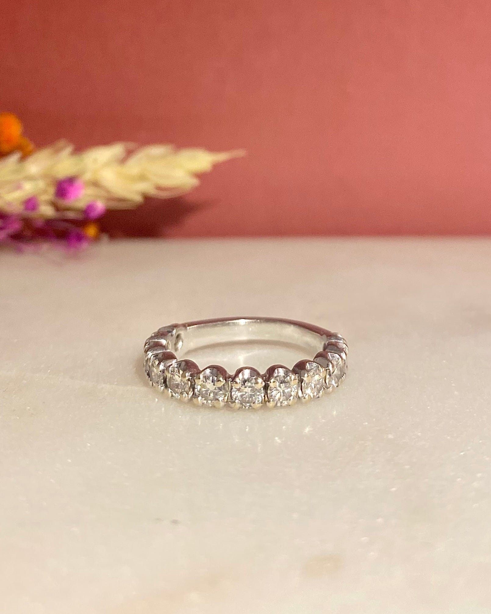 Alianza de media boda "Jacqueline" con 12 diamantes de 1 quilate