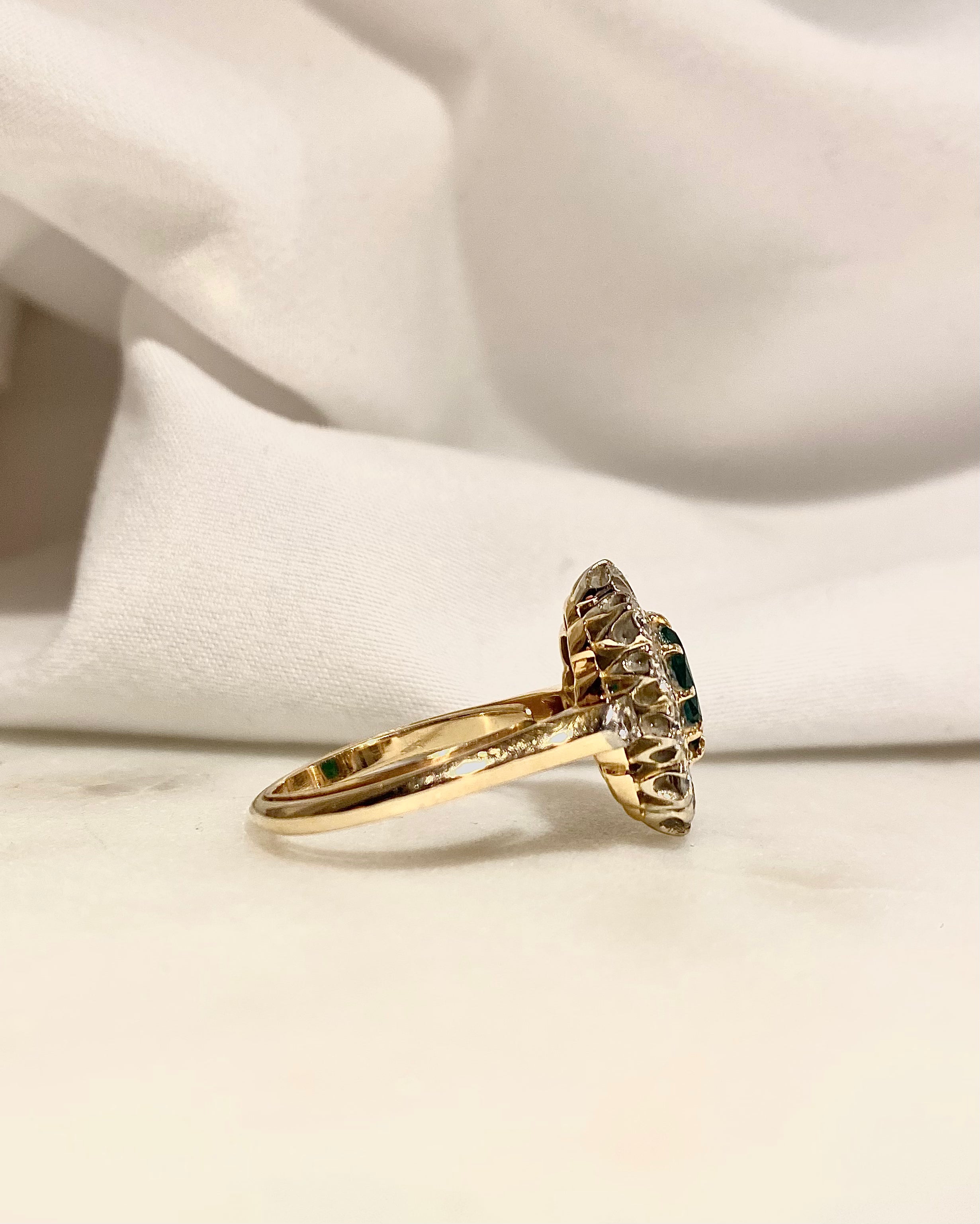 Anillo Margarita Art-déco Esmeralda 1.40 quilates y Diamantes "Jasmine"