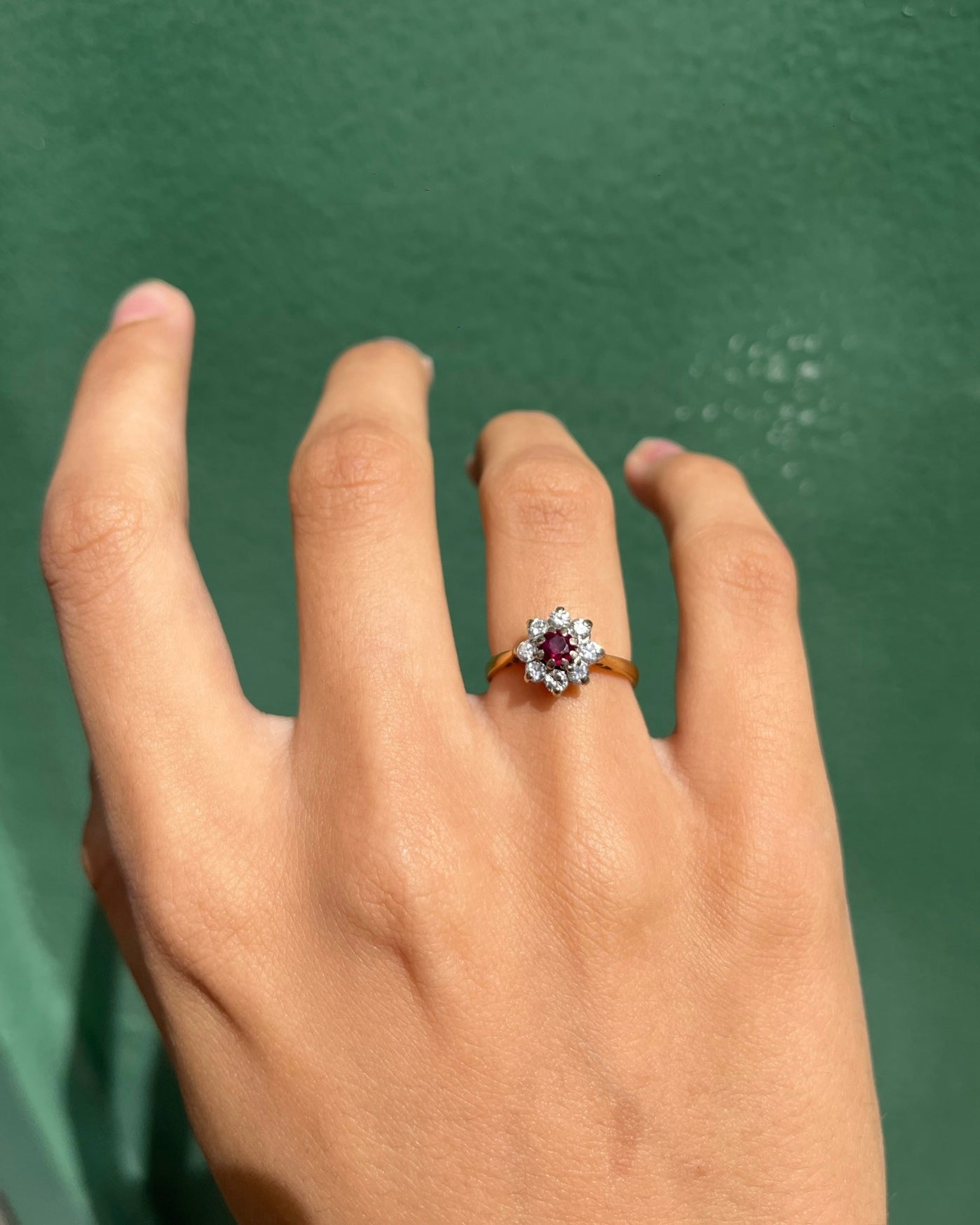 Anillo de margaritas con rubí y diamantes "Miléna"
