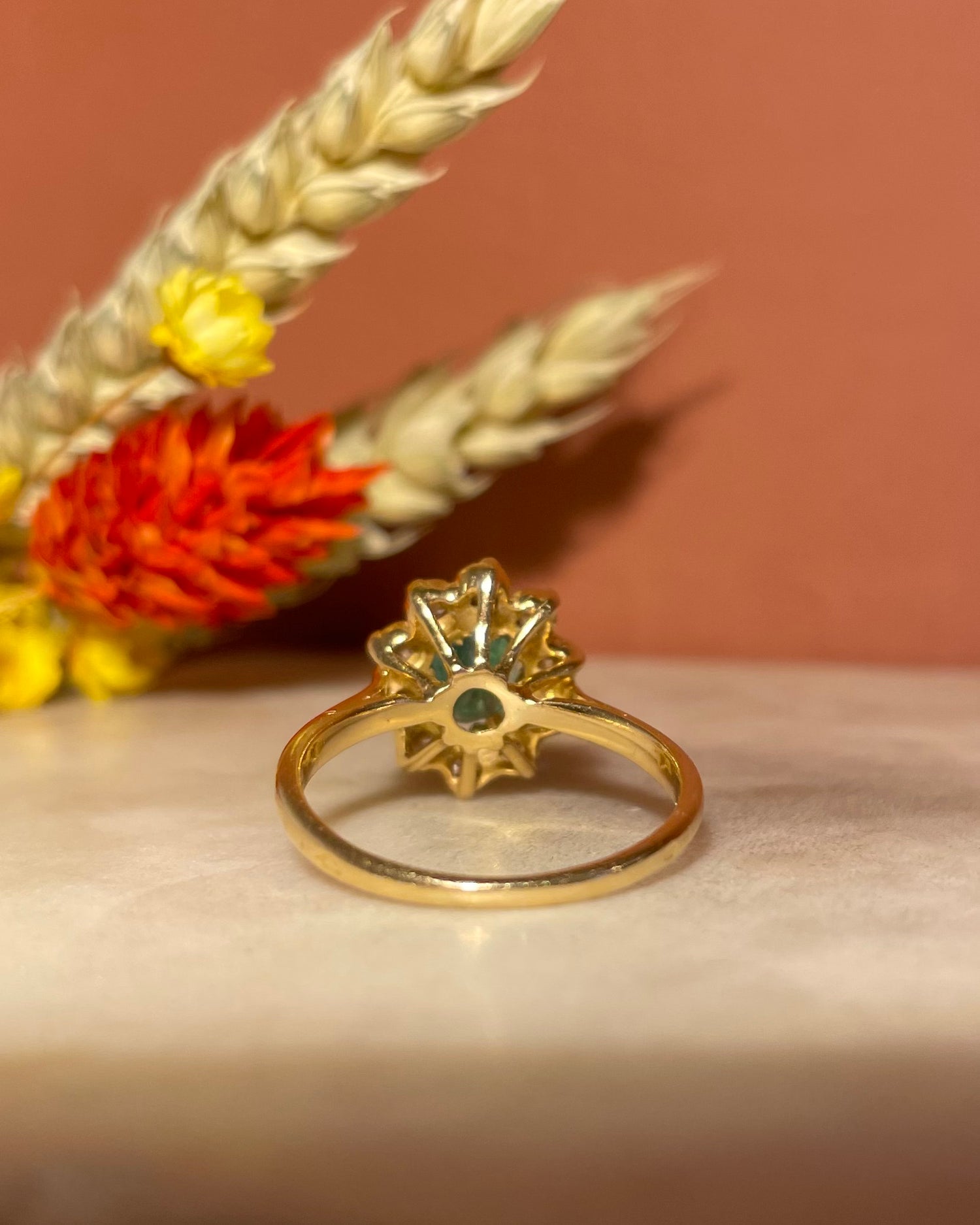 Anillo "Noélia" con margaritas de esmeralda y 10 diamantes