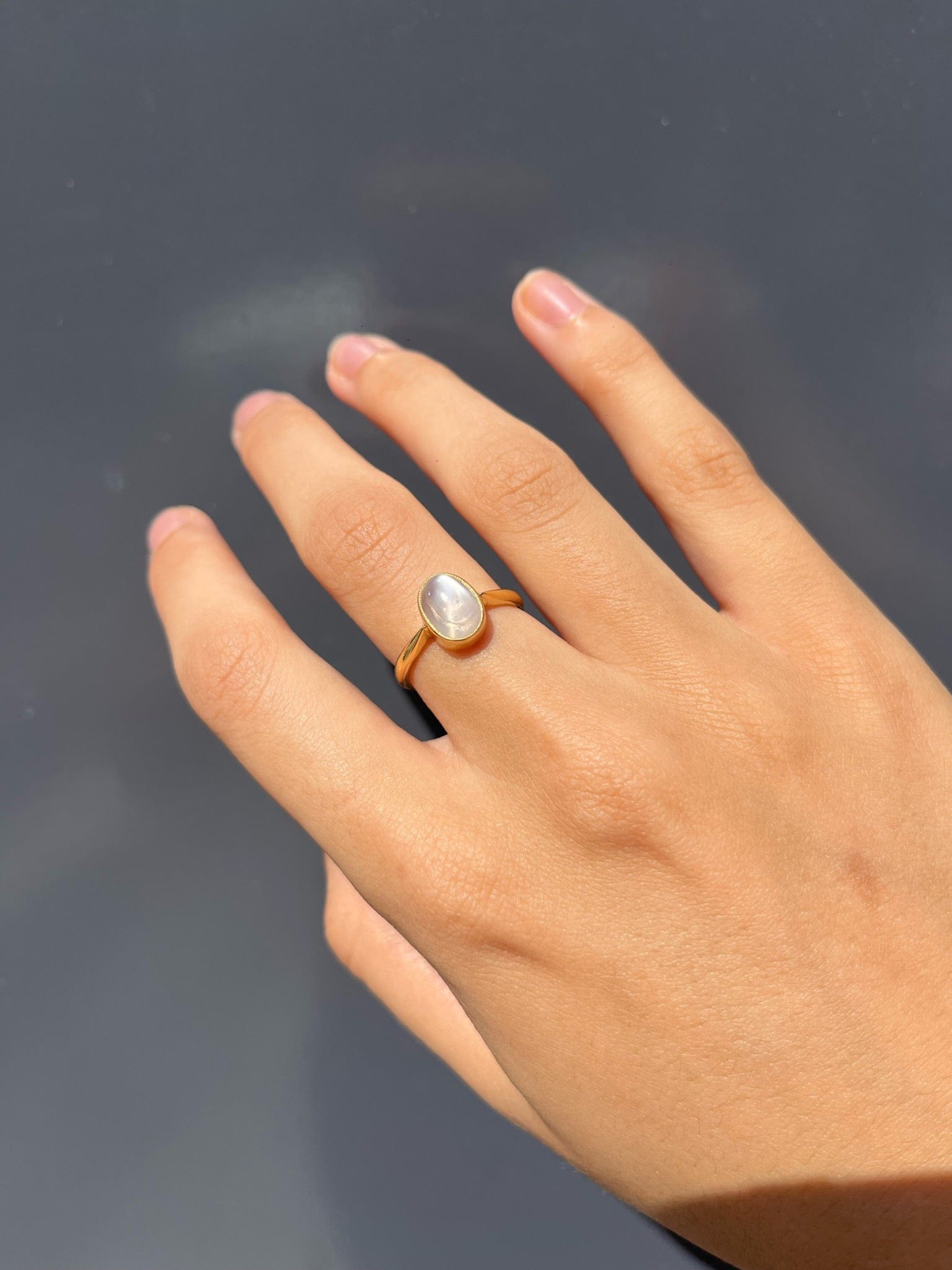 Solitaire Moonstone Ring 2 carats "Lore"