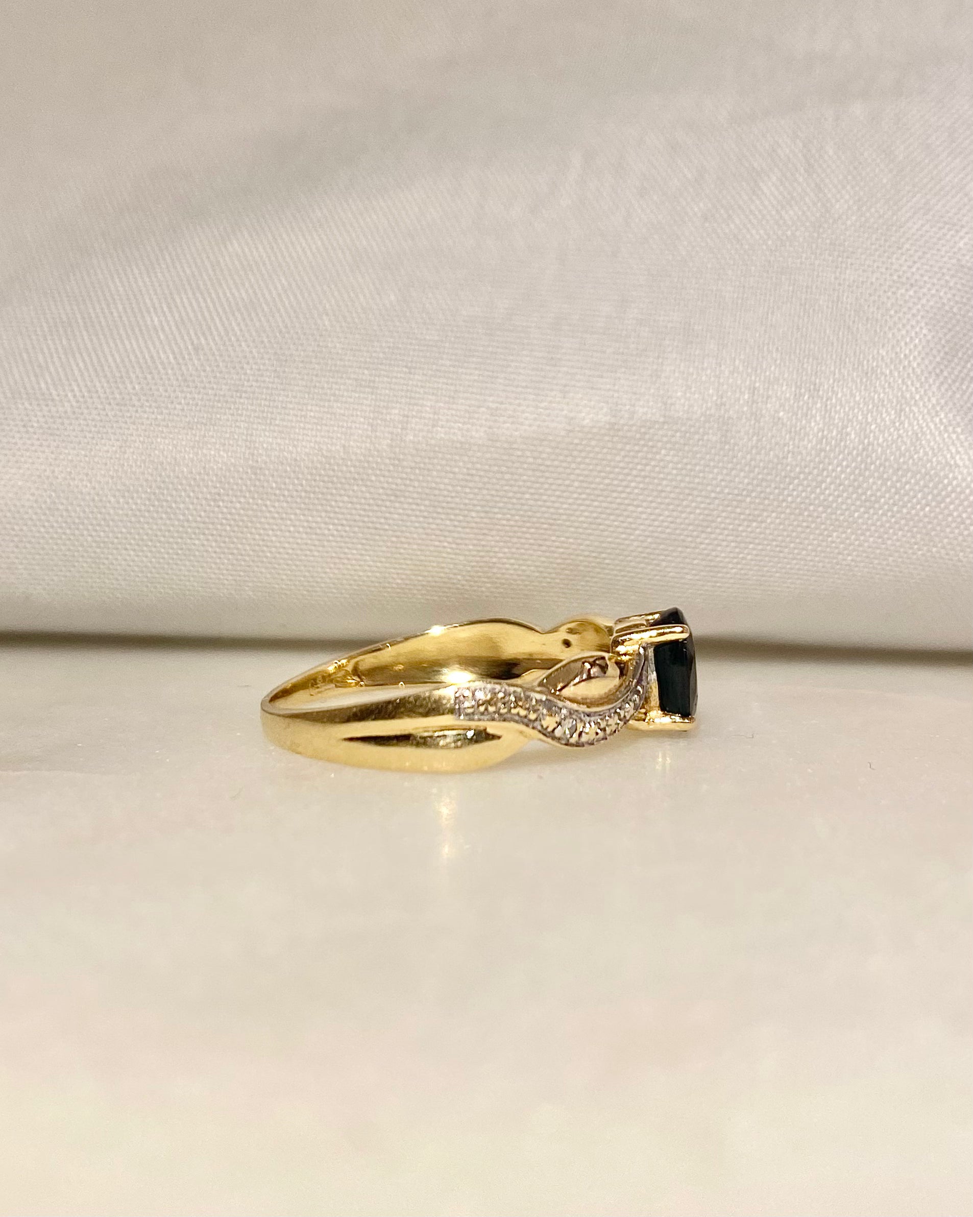 Anillo solitario zafiro 0.60 quilates y diamantes "Marceline"