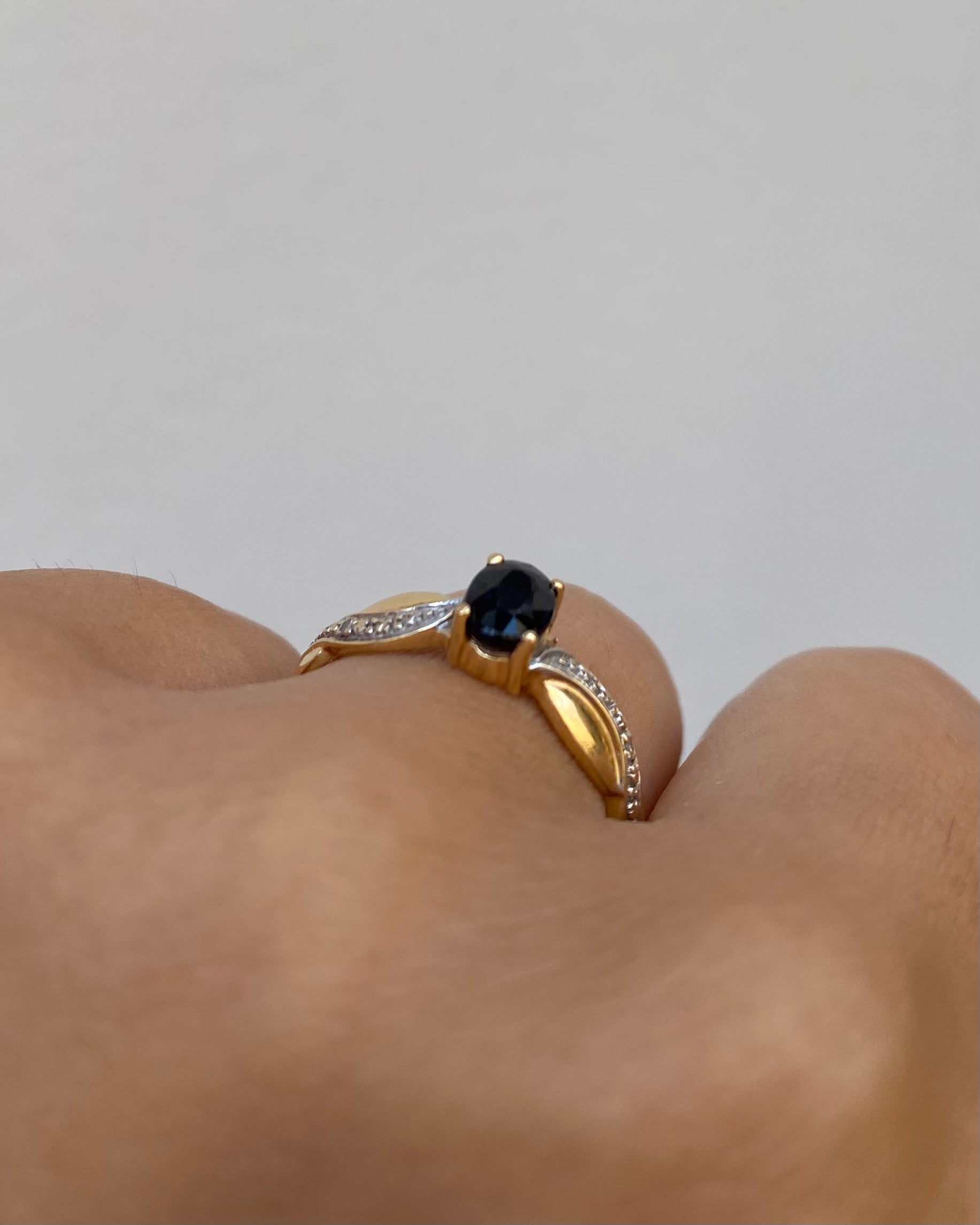 Anillo solitario zafiro 0.60 quilates y diamantes "Marceline"