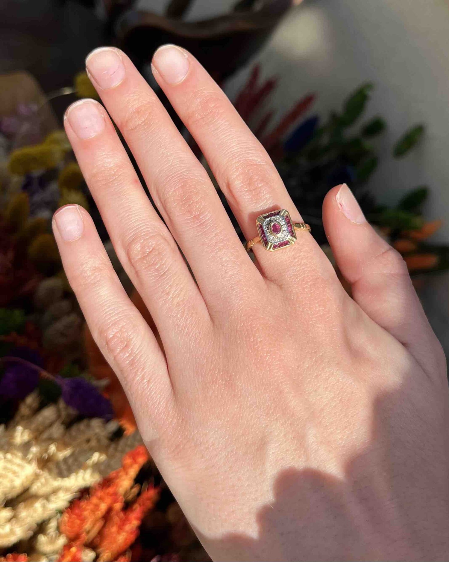 Anillo estilo Art Déco con rubíes y diamantes "Adèle"