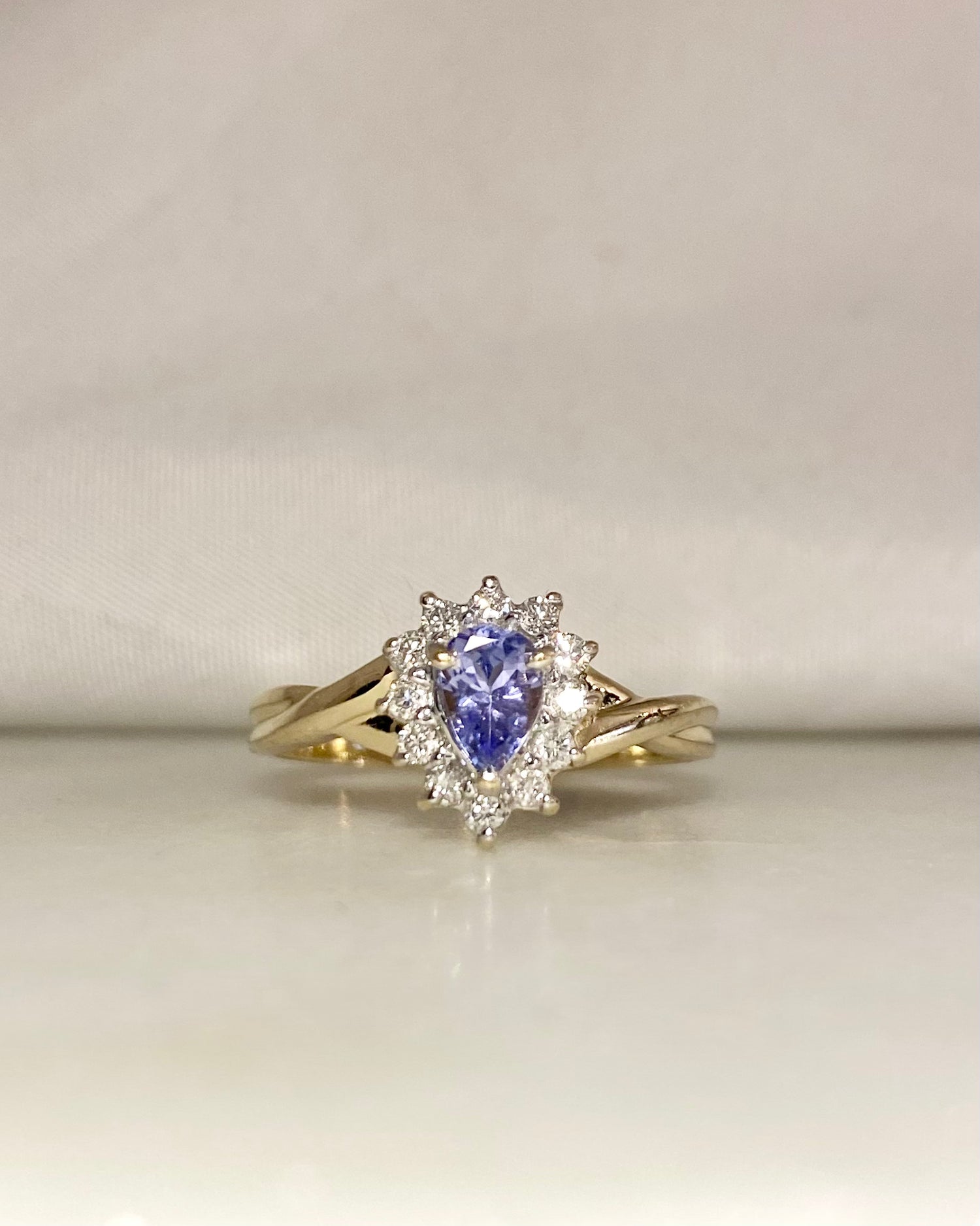 Bague Marguerite Tanzanite Taille Poire & Diamants "Avril"