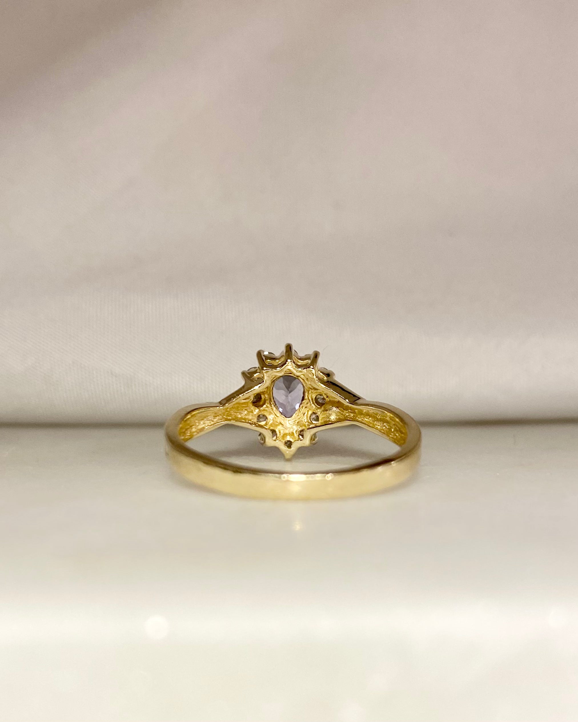 Anillo Margarita Tanzanita Corte Pera y Diamantes "Avril"