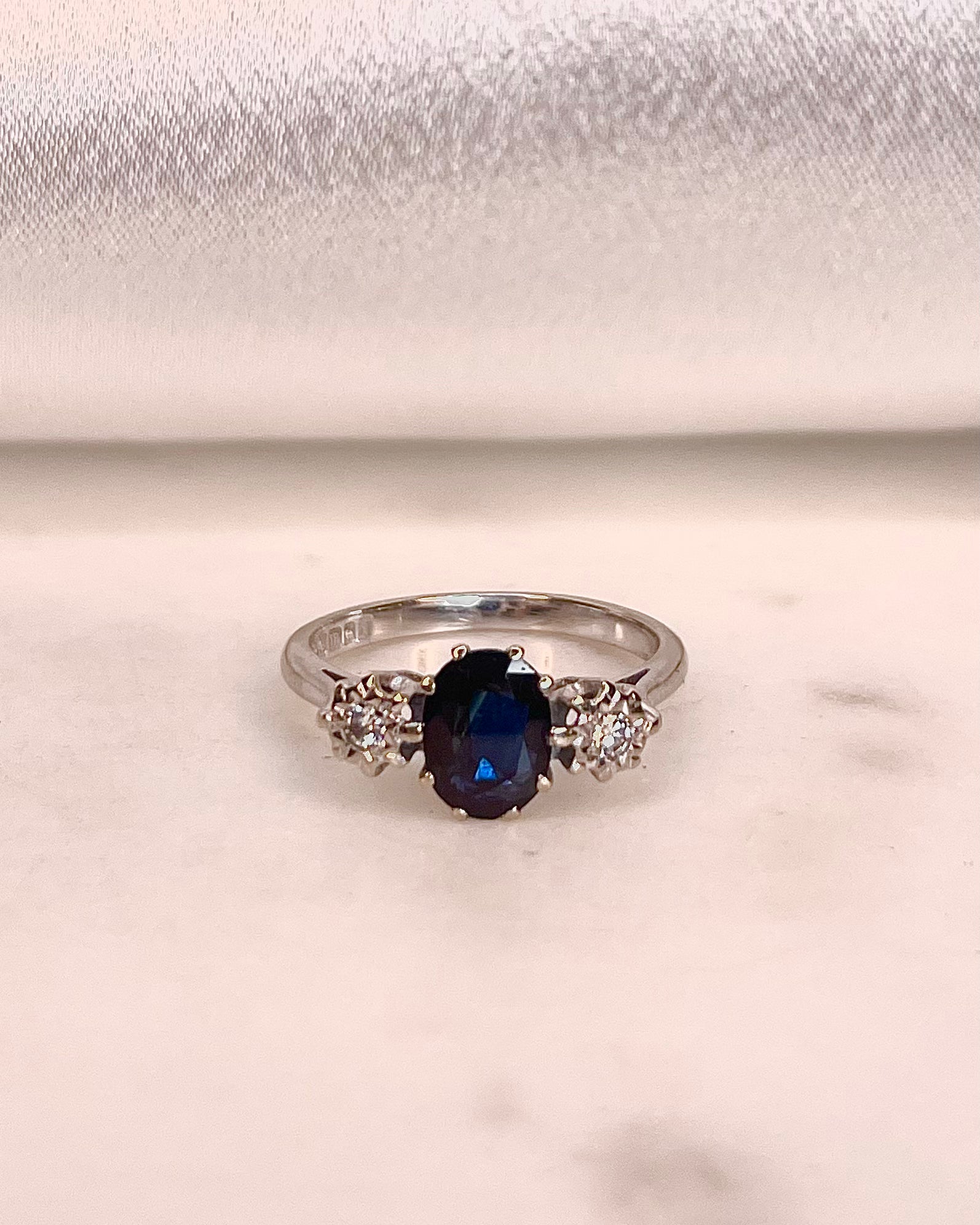 Anillo Trilogía Zafiro 1.15 quilates y Diamantes "Nayda"