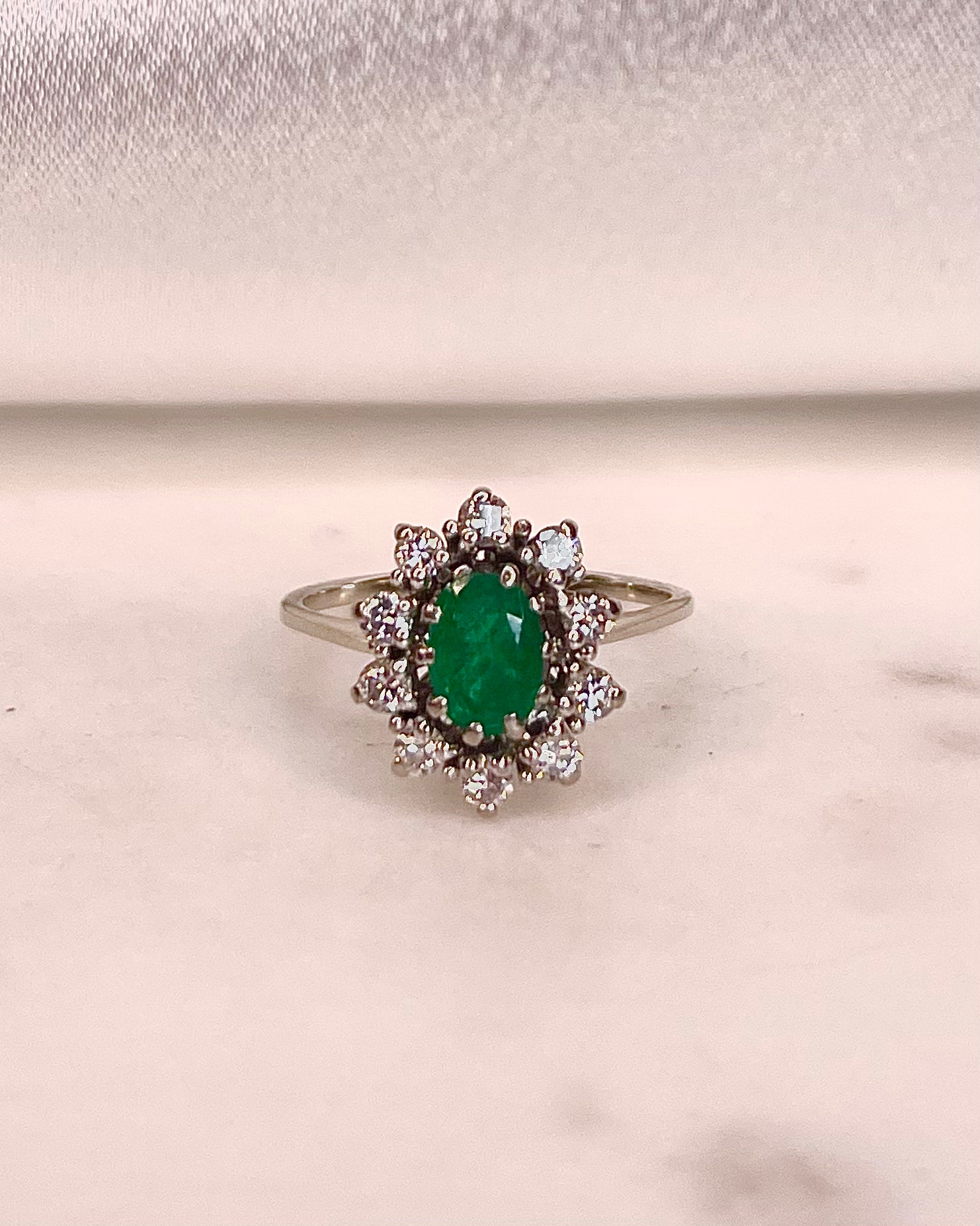 Bague Marguerite Émeraude 0.71 carat et Diamants "Carolia"