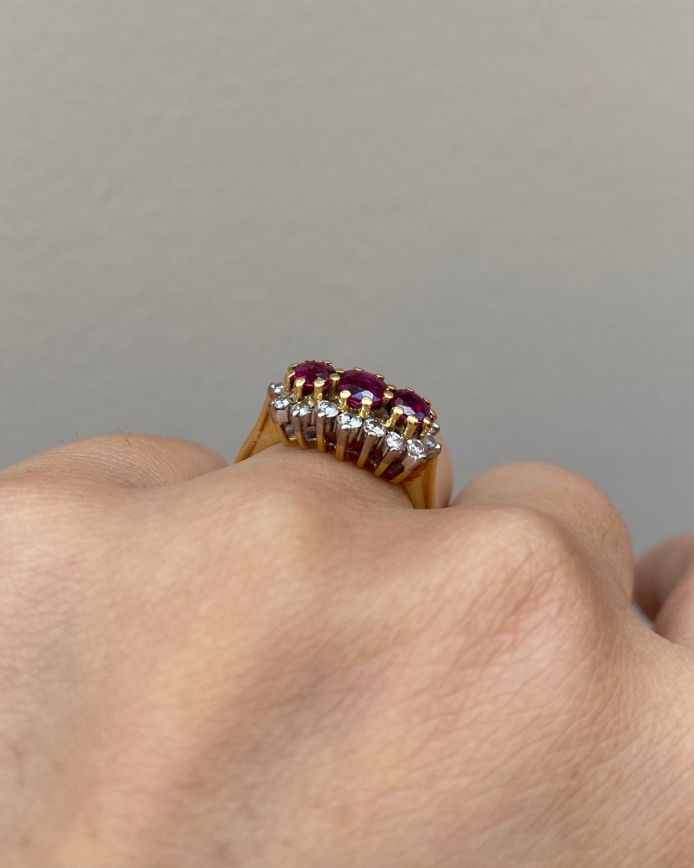Bague Trilogie Rubis 0.85 carat & 16 Diamants "Samira"
