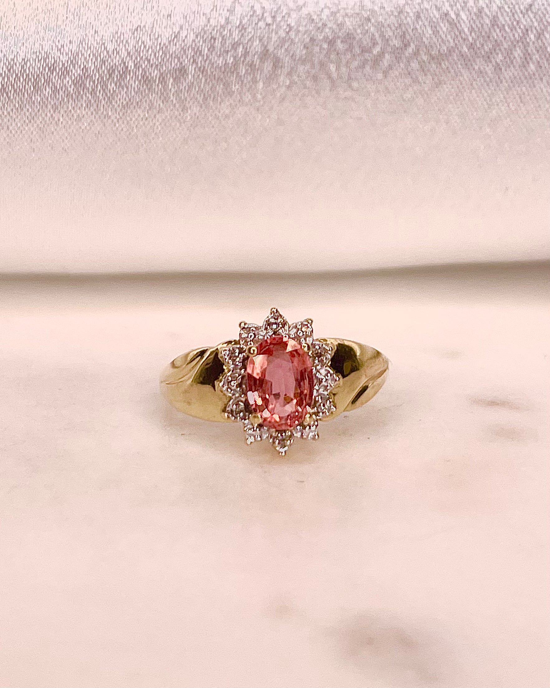 Anillo Margarita Zafiro Naranja 1.15 quilates y Diamantes "Pavina"