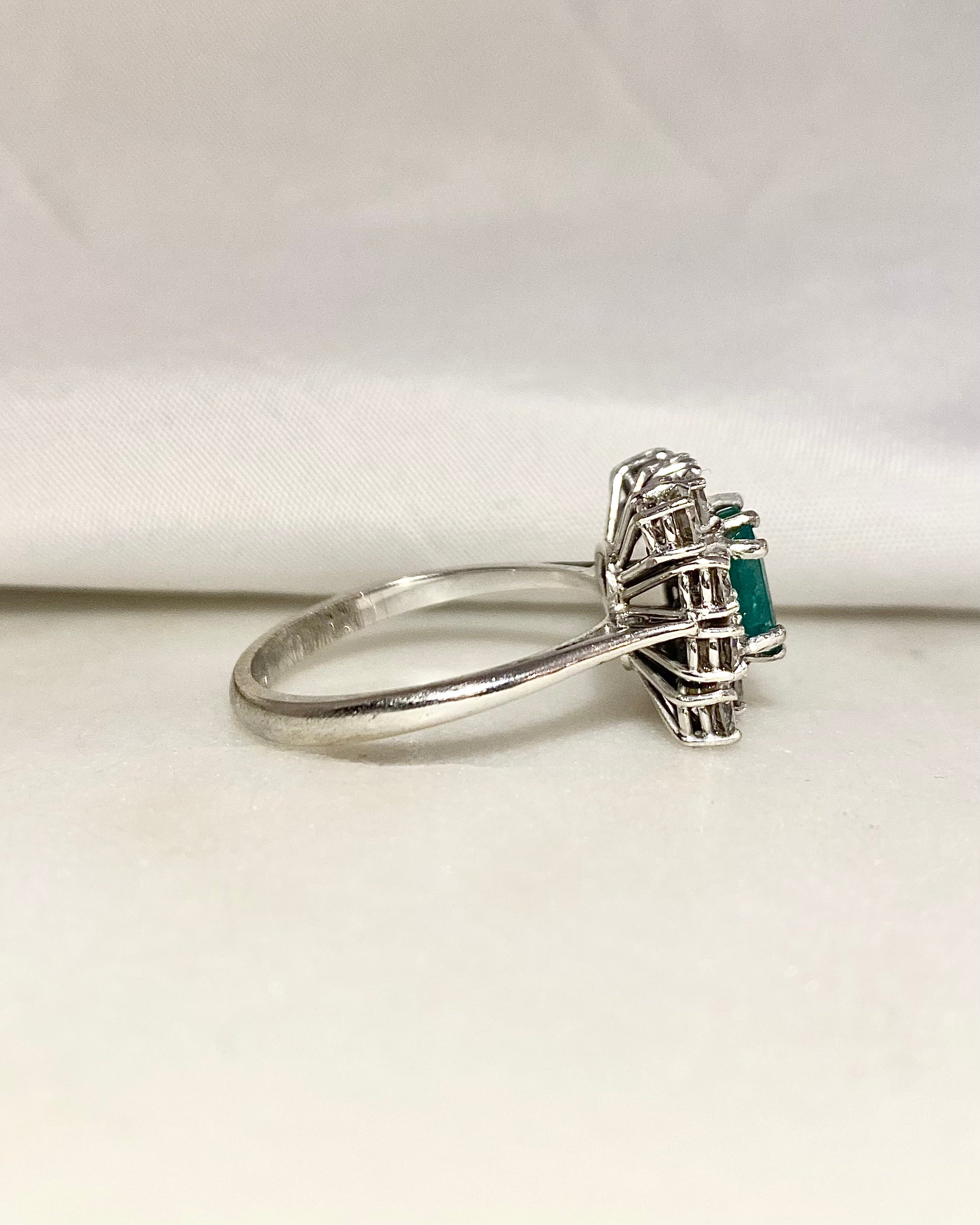 Bague Marguerite Émeraude 1 carat et diamants 1.04 carat "Laureline"