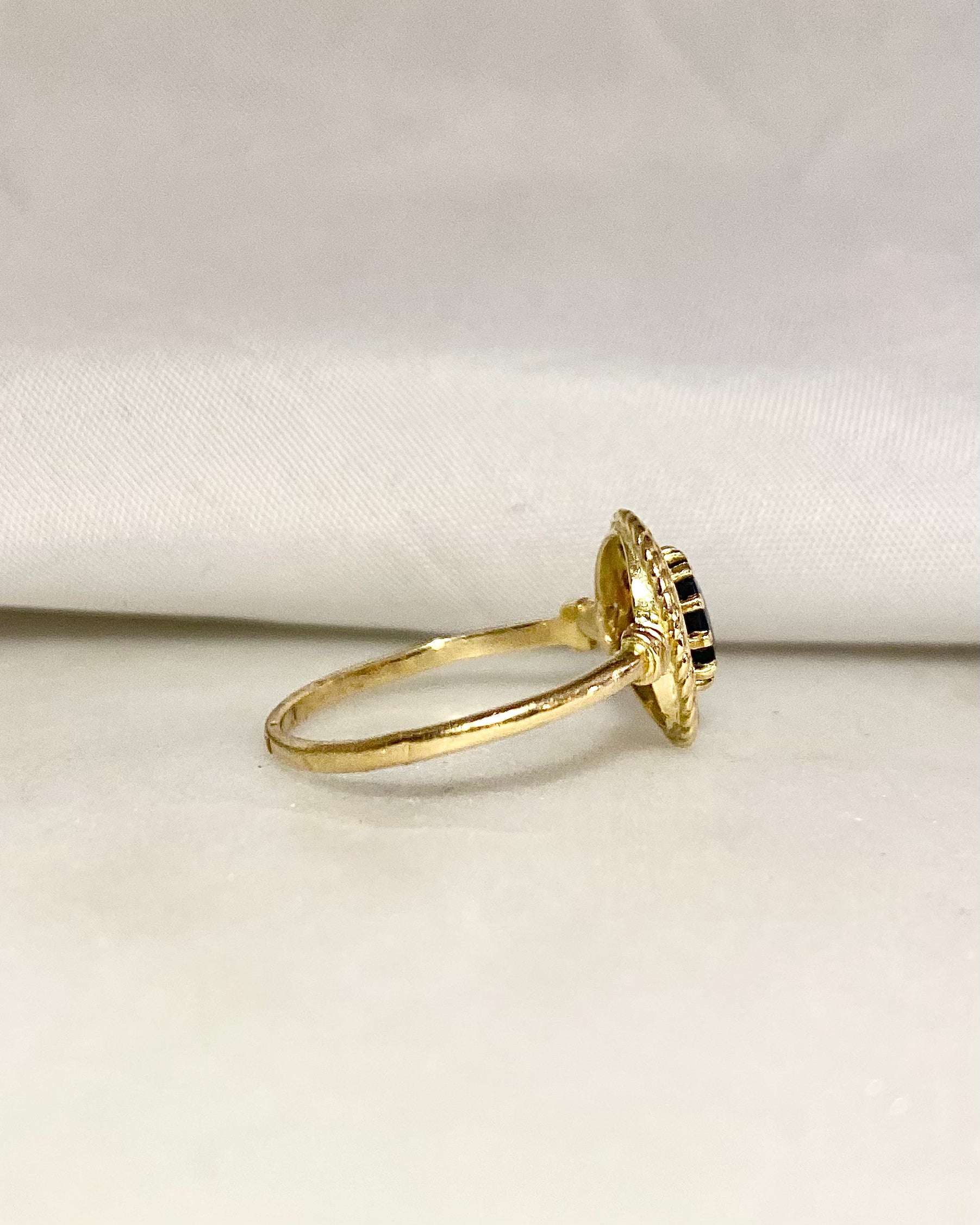 Anillo estilo Art Déco zafiro y diamantes "Armelle"