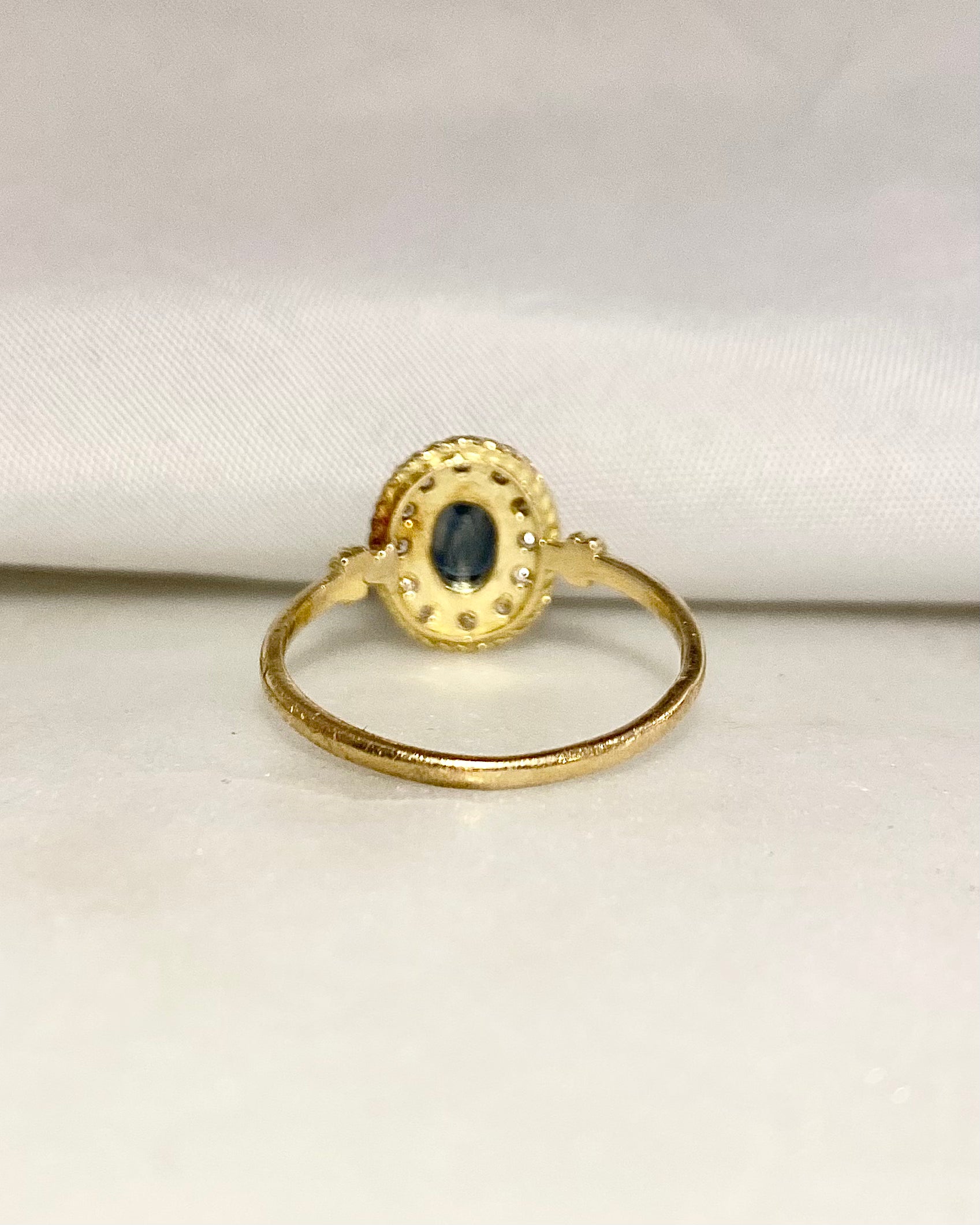 Anillo estilo Art Déco zafiro y diamantes "Armelle"