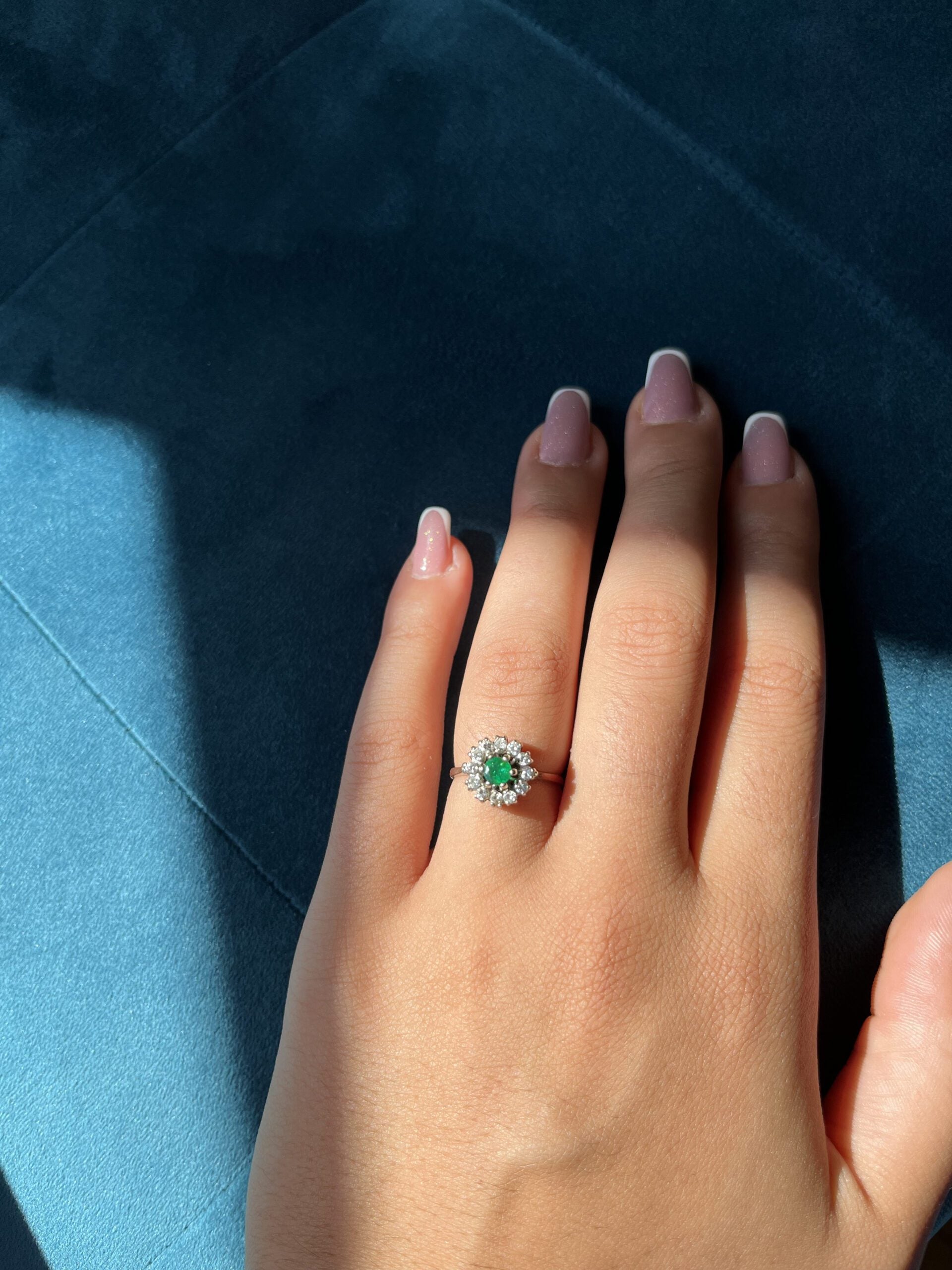 Anillo "Celosia" con margaritas de esmeralda y diamantes