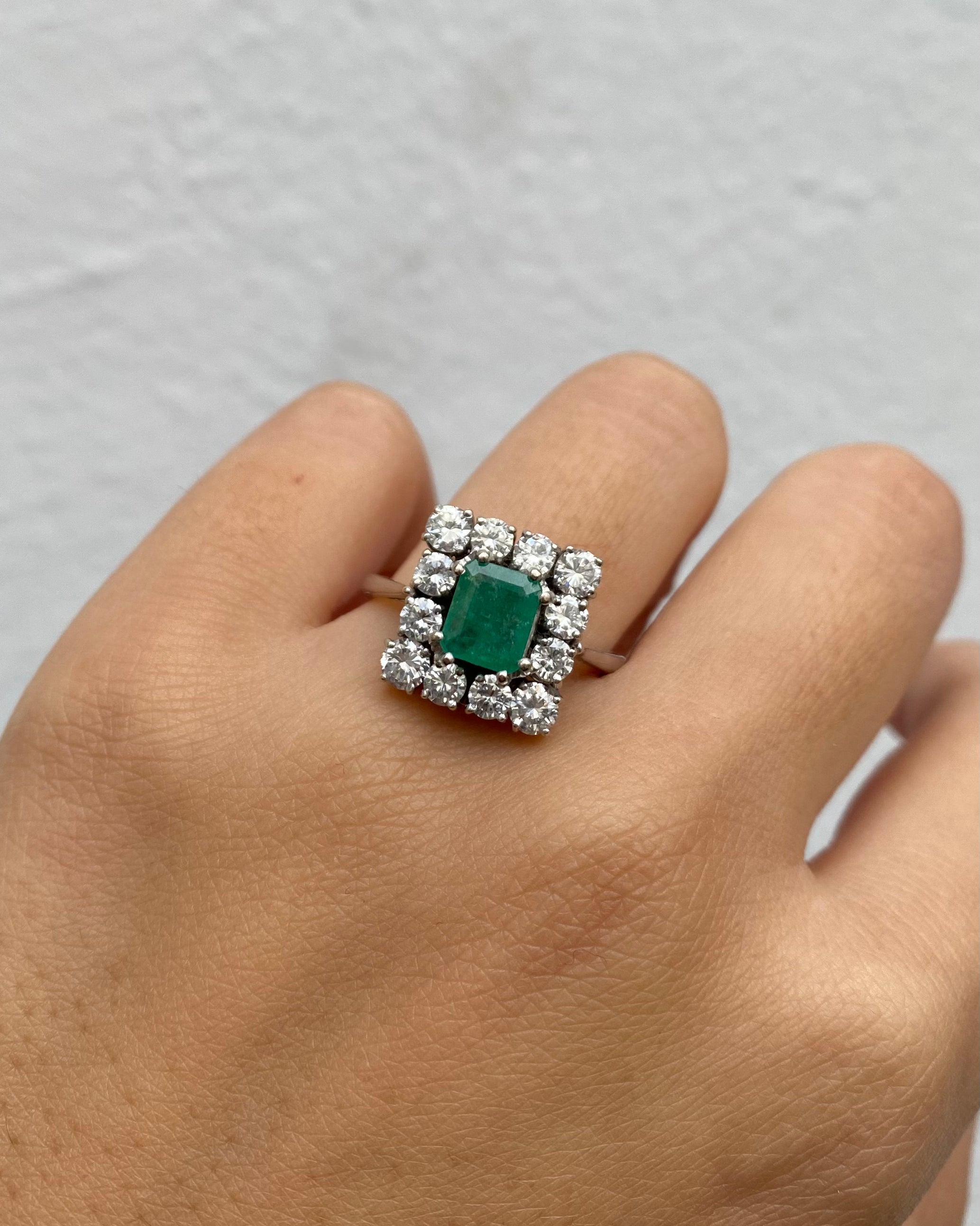 Anillo Margarita Esmeralda 1 quilate y diamantes 1.04 quilate "Laureline"