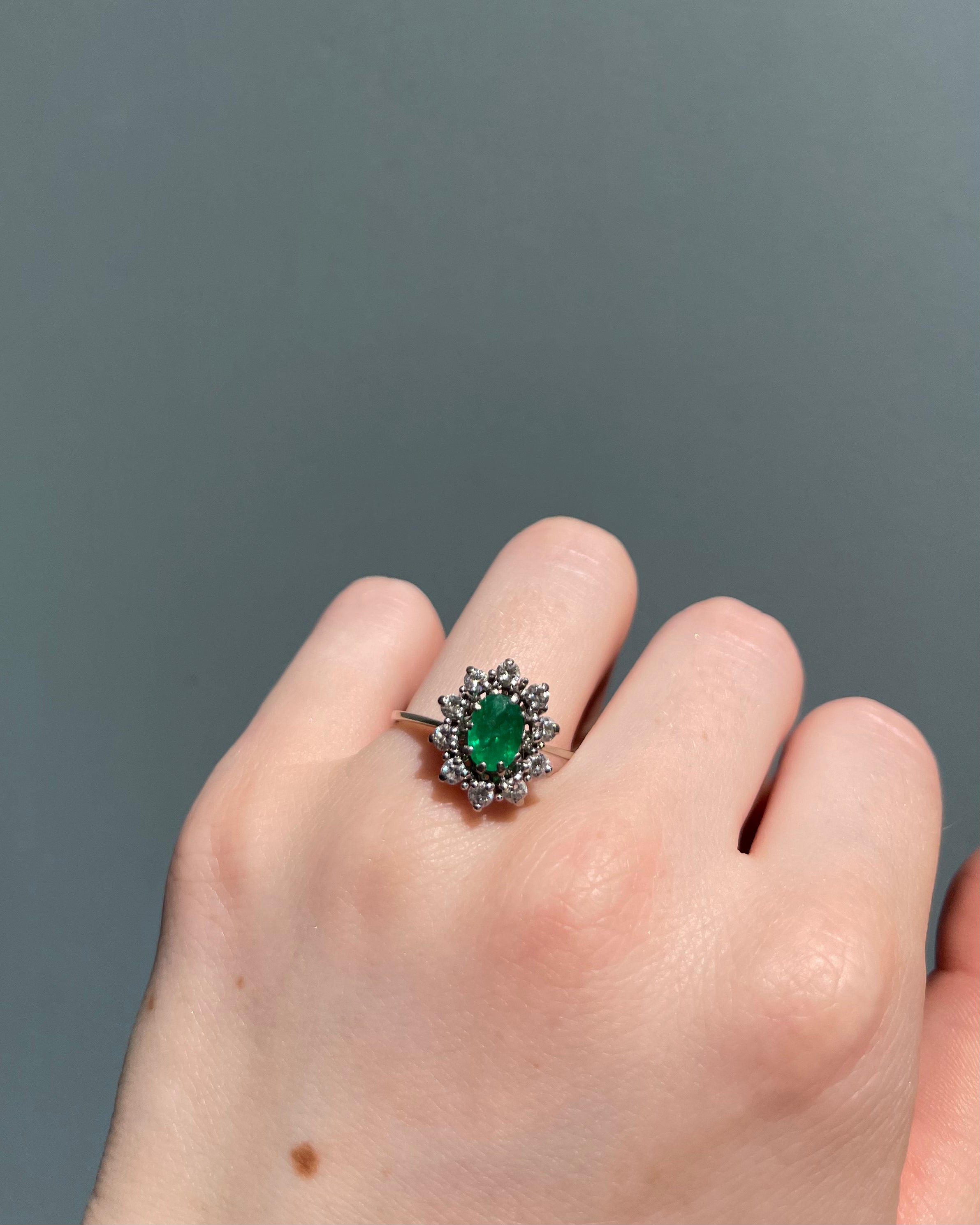 Bague Marguerite Émeraude 0.71 carat et Diamants "Carolia"