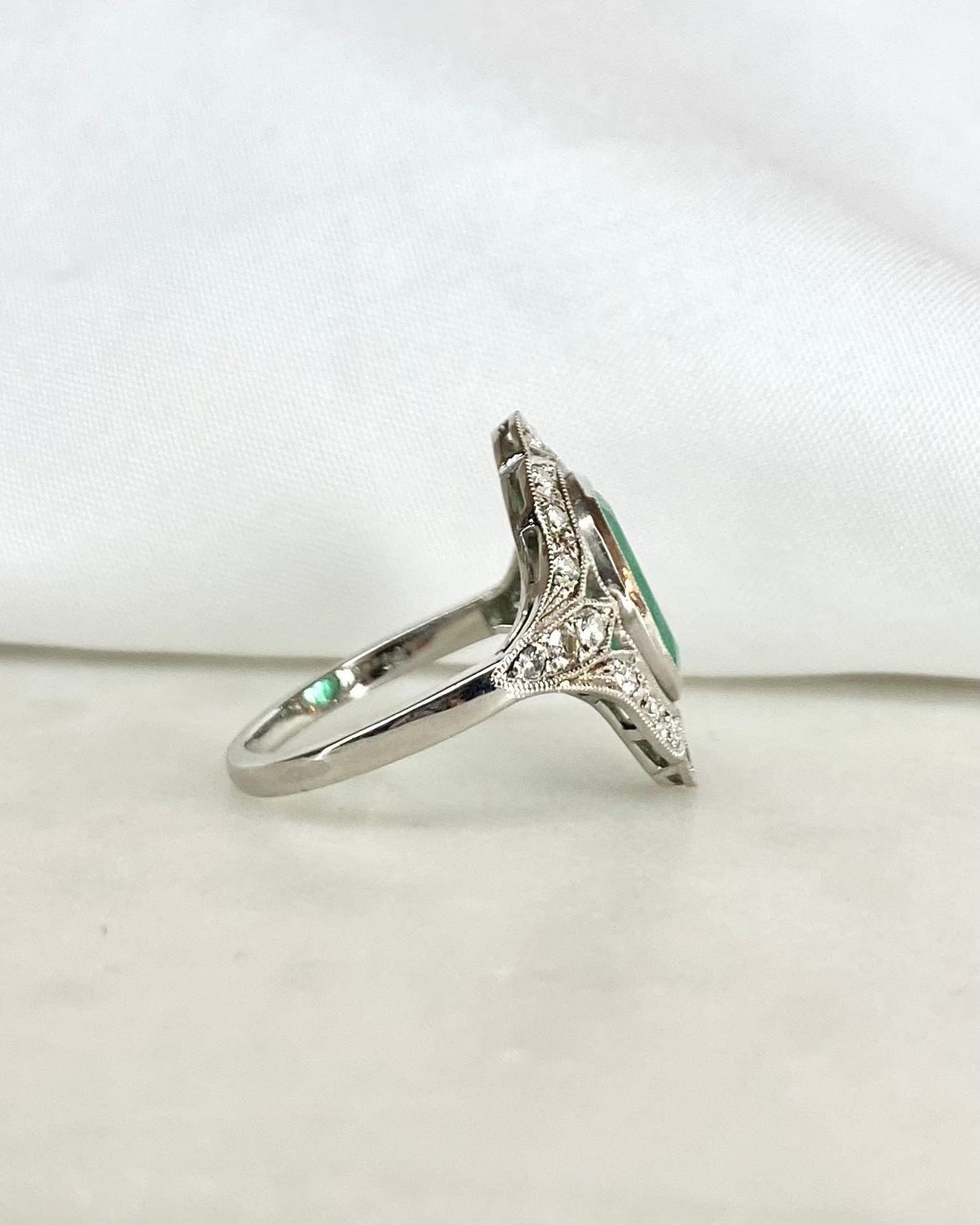 Bague Style Art Déco Émeraude 2.30 carats & Diamants "Fiona"