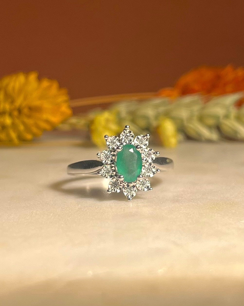 Anillo de margaritas con esmeraldas y diamantes "Solène"