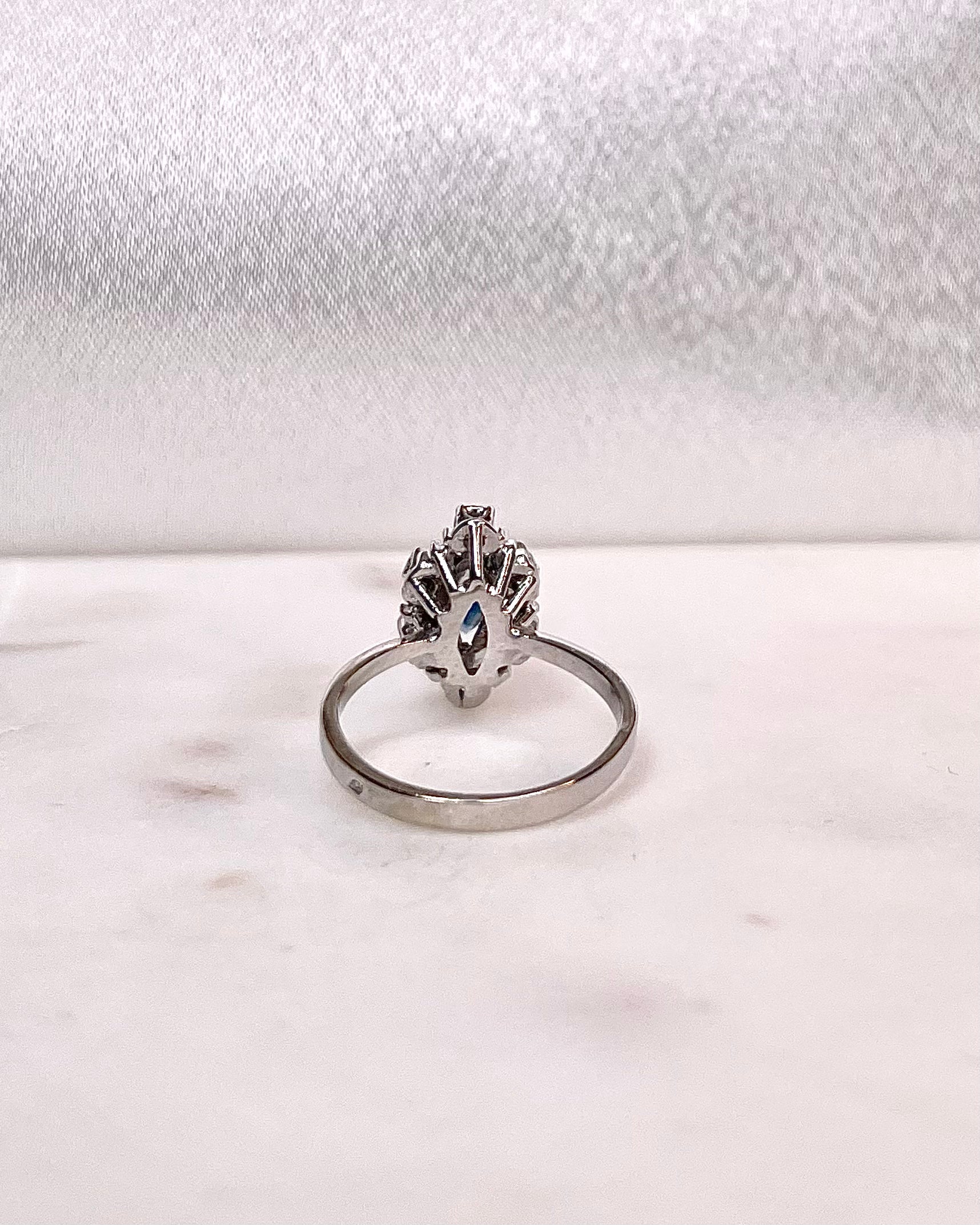 Anillo Margarita Zafiro 0.53 quilates y Diamantes "Nahia"
