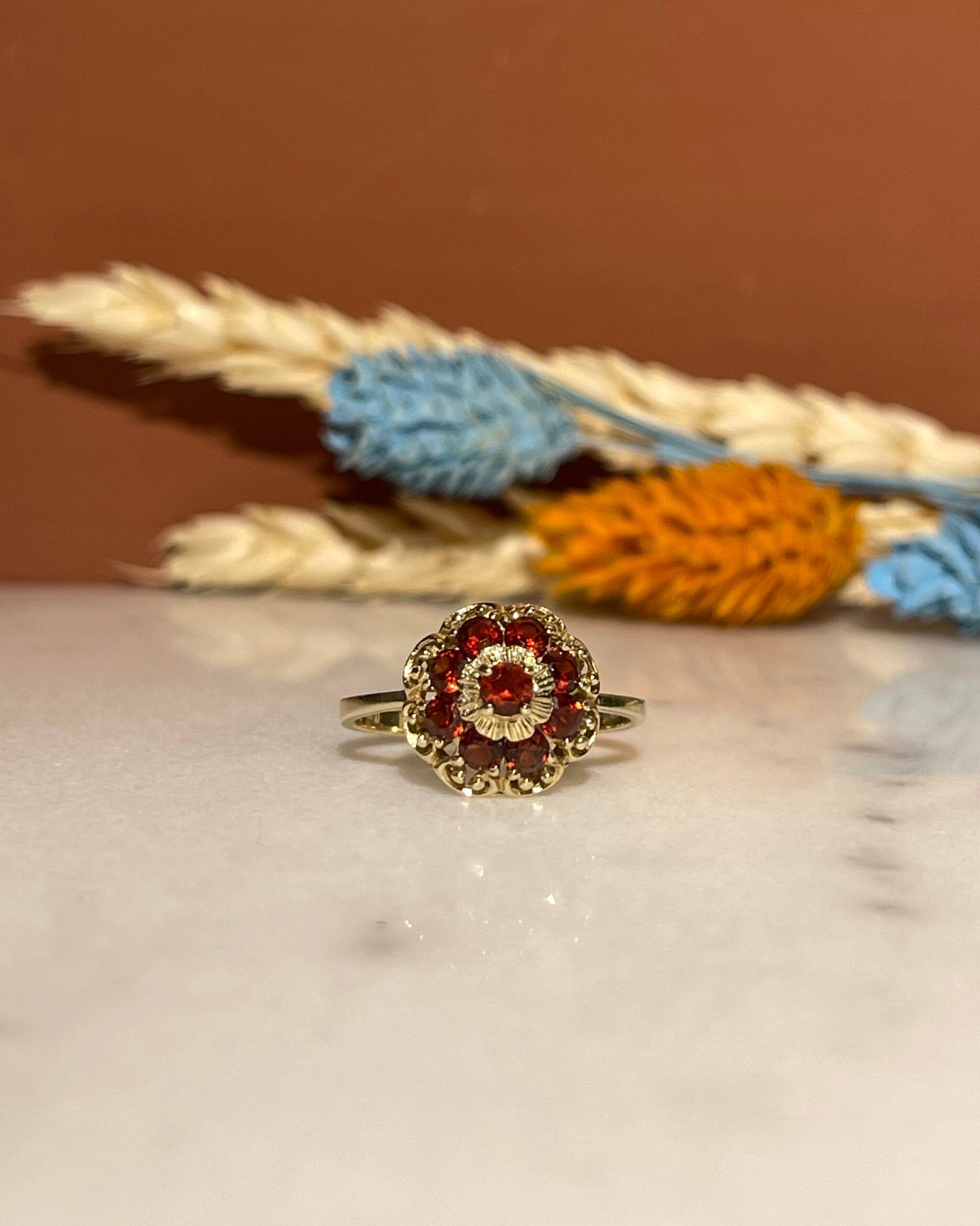 Anillo de margarita y granate "Isadora" de 1,80 quilates