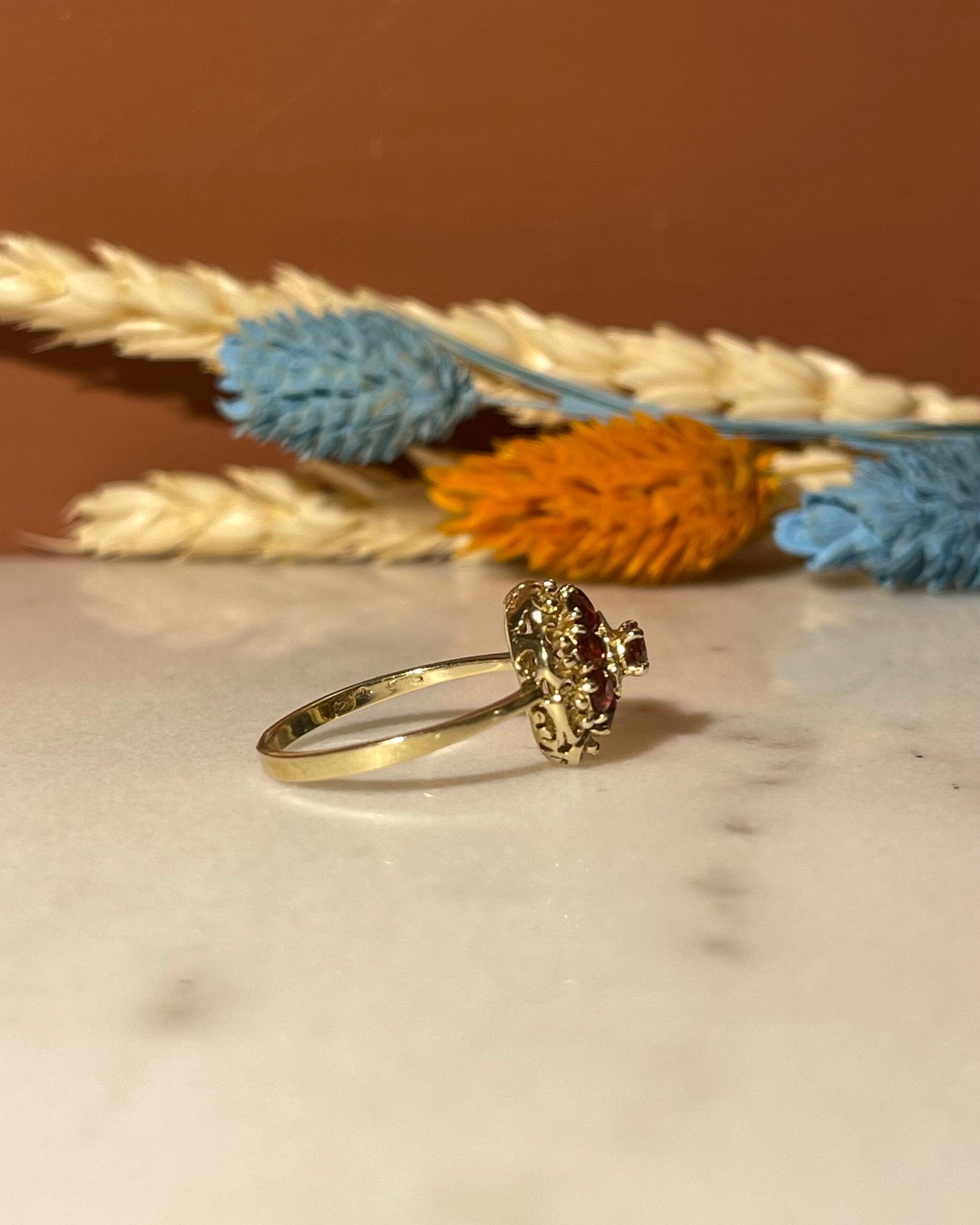 Anillo de margarita y granate "Isadora" de 1,80 quilates