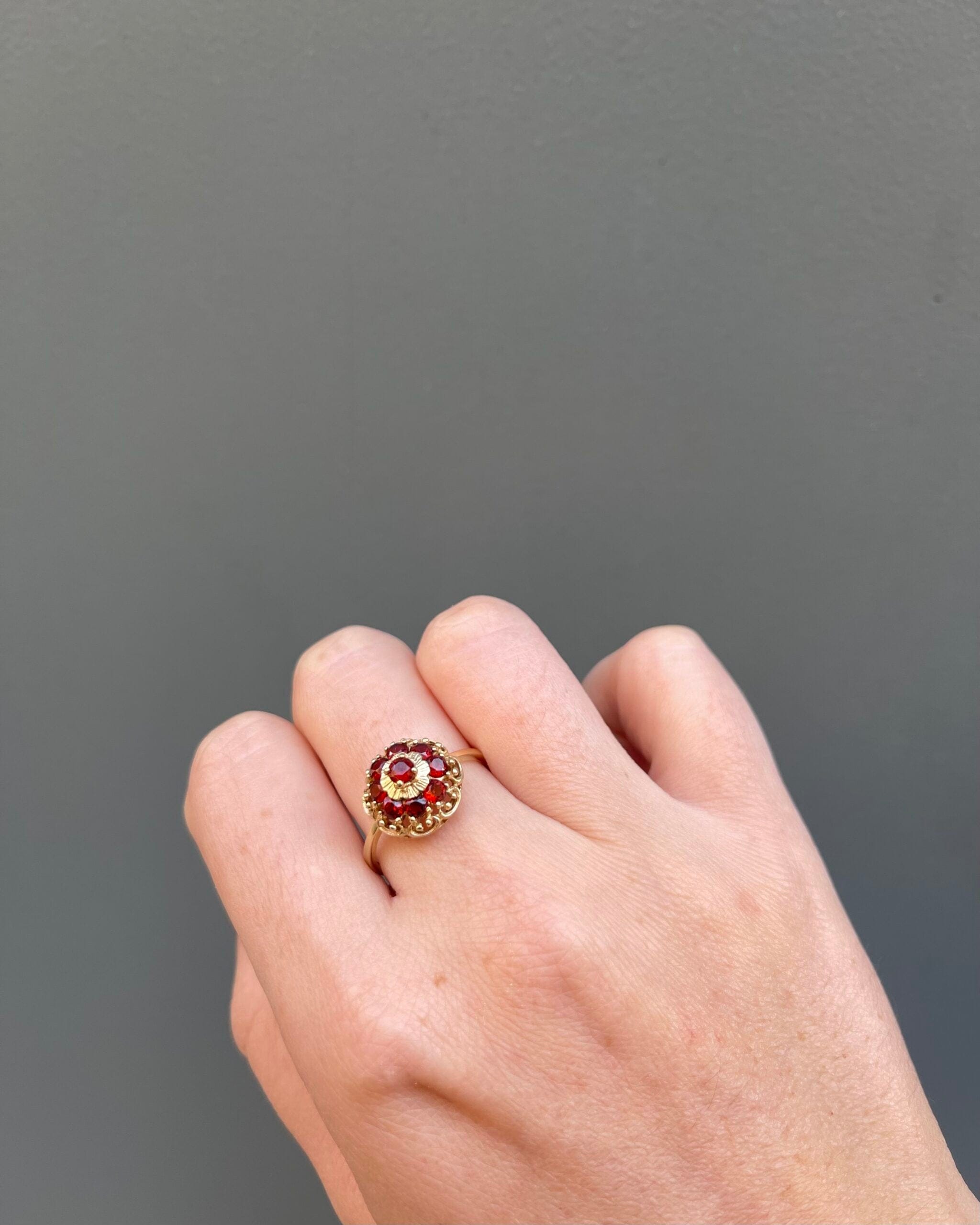 Anillo de margarita y granate "Isadora" de 1,80 quilates