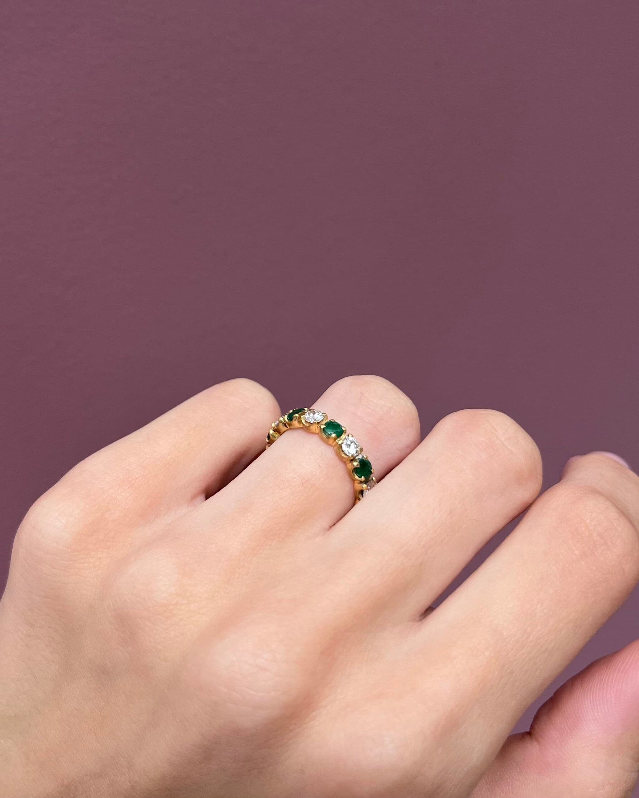 Alianza de bodas "Indiana" con esmeralda y diamantes estadounidenses