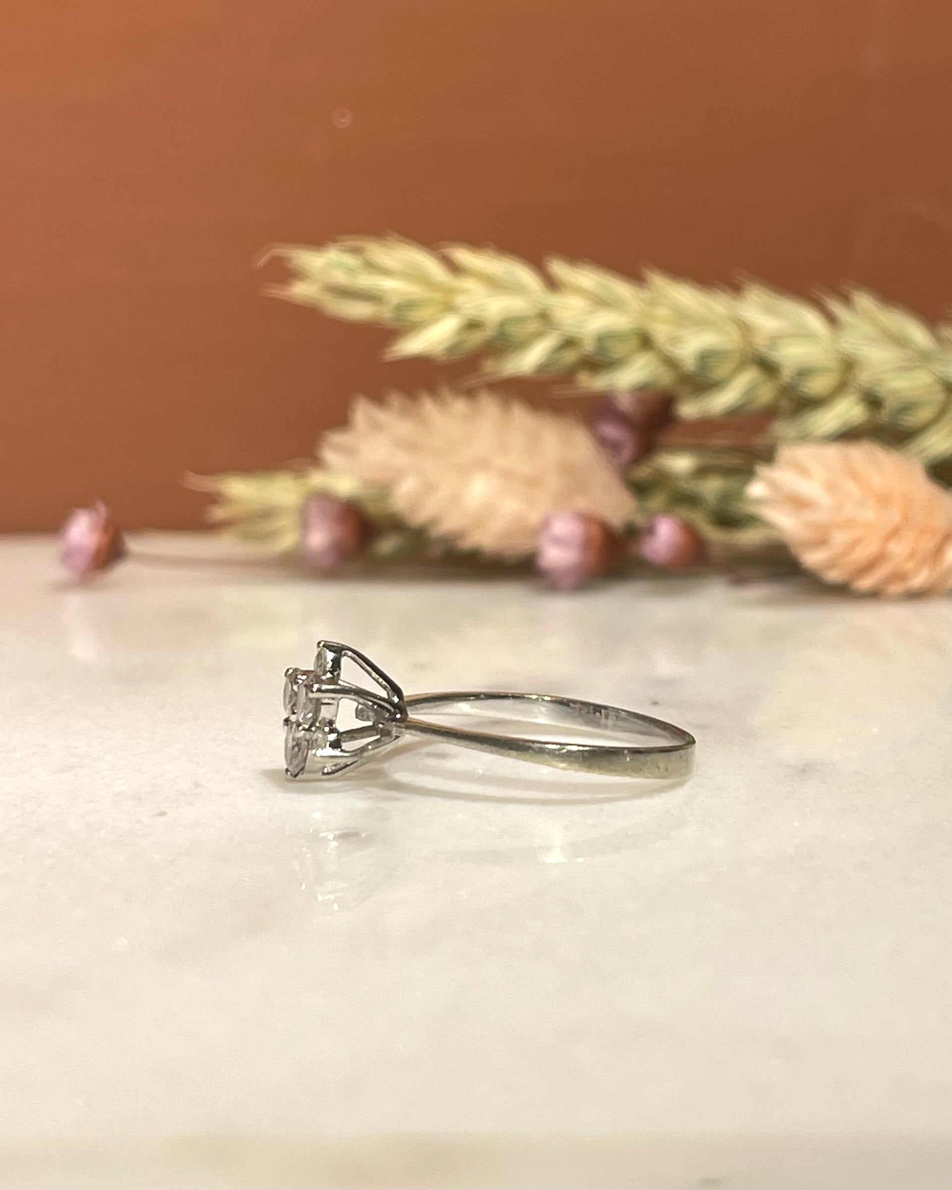 Anillo vintage de diamantes con margaritas "Barbara"