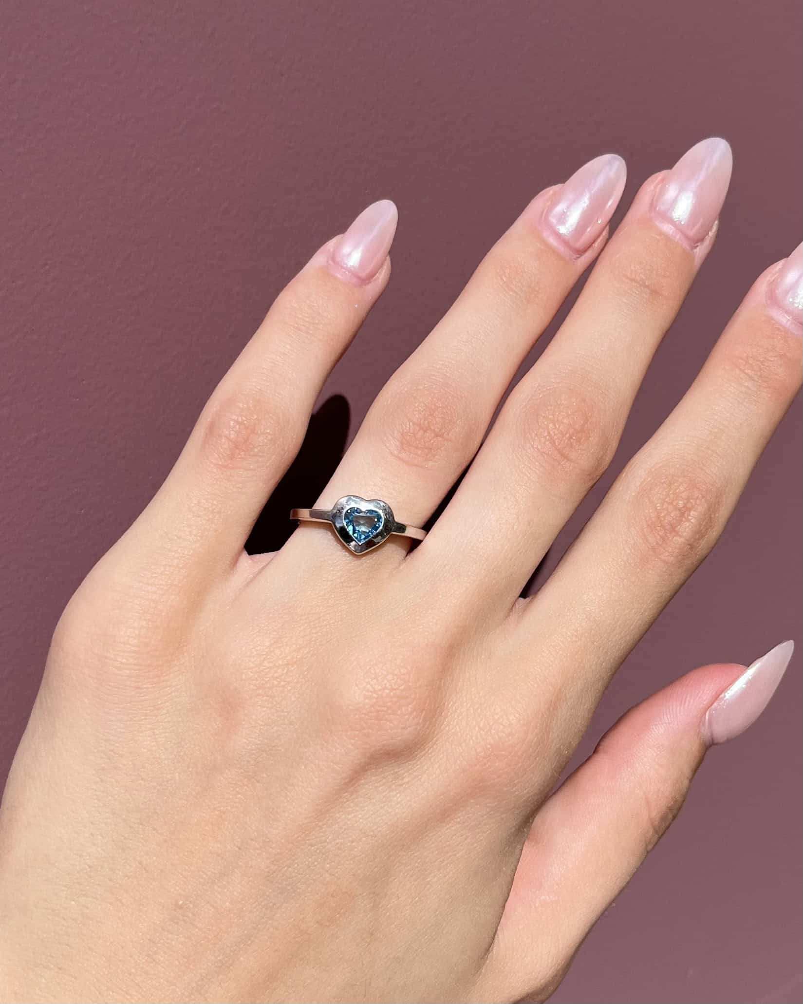 Anillo solitario de topacio corazón "Clover" de 0,50 quilates