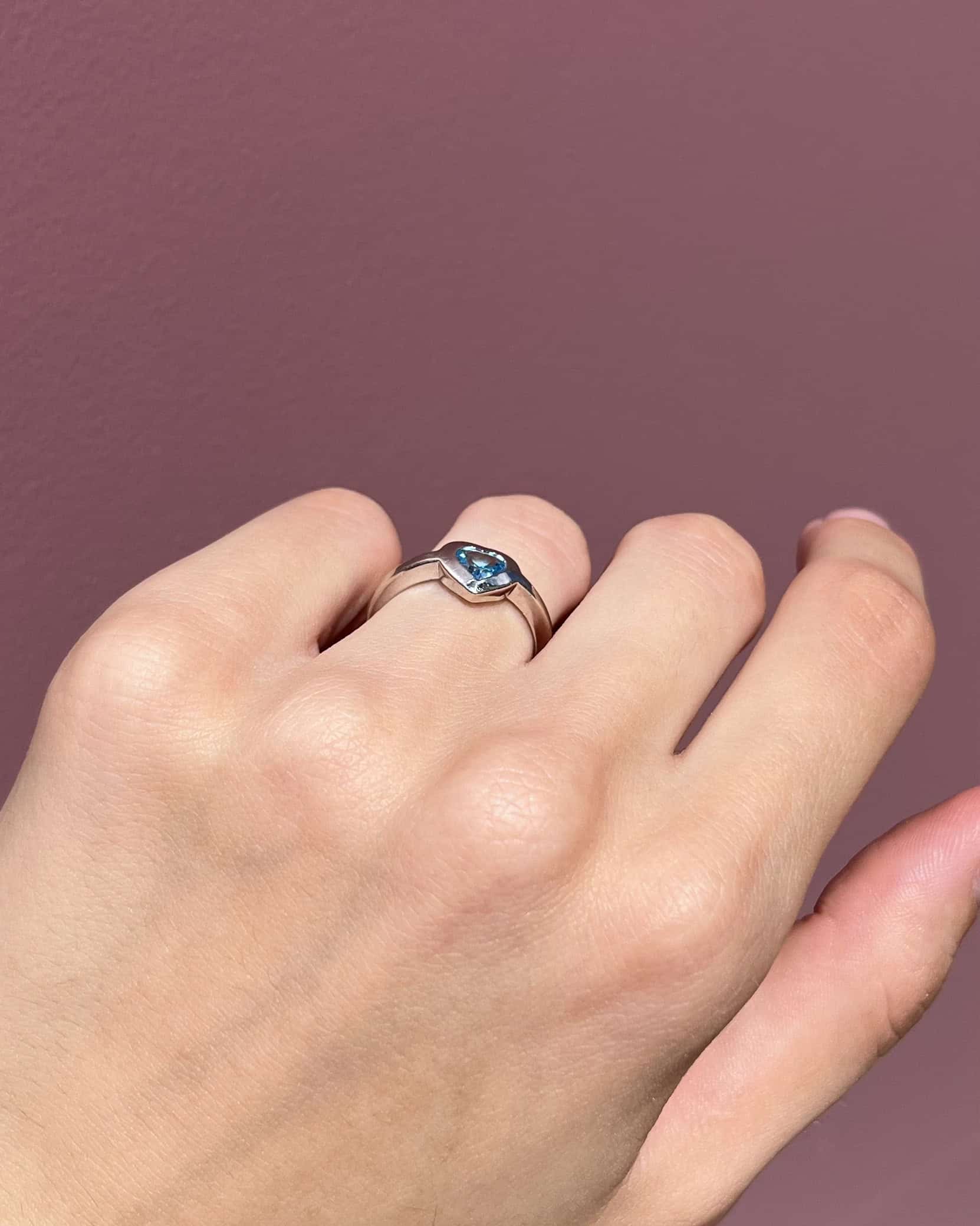 Anillo solitario de topacio corazón "Clover" de 0,50 quilates