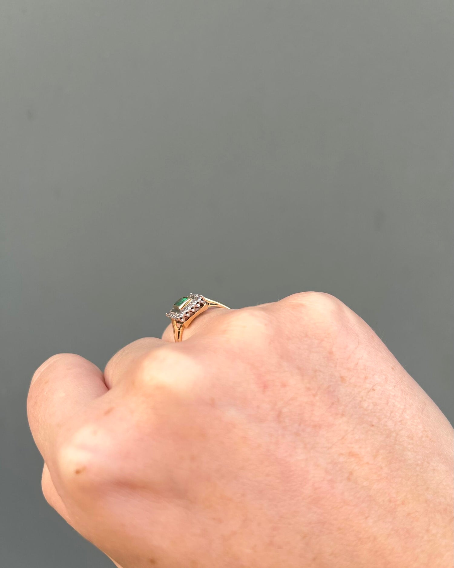 Anillo "Sirine" de esmeralda y diamantes estilo art déco