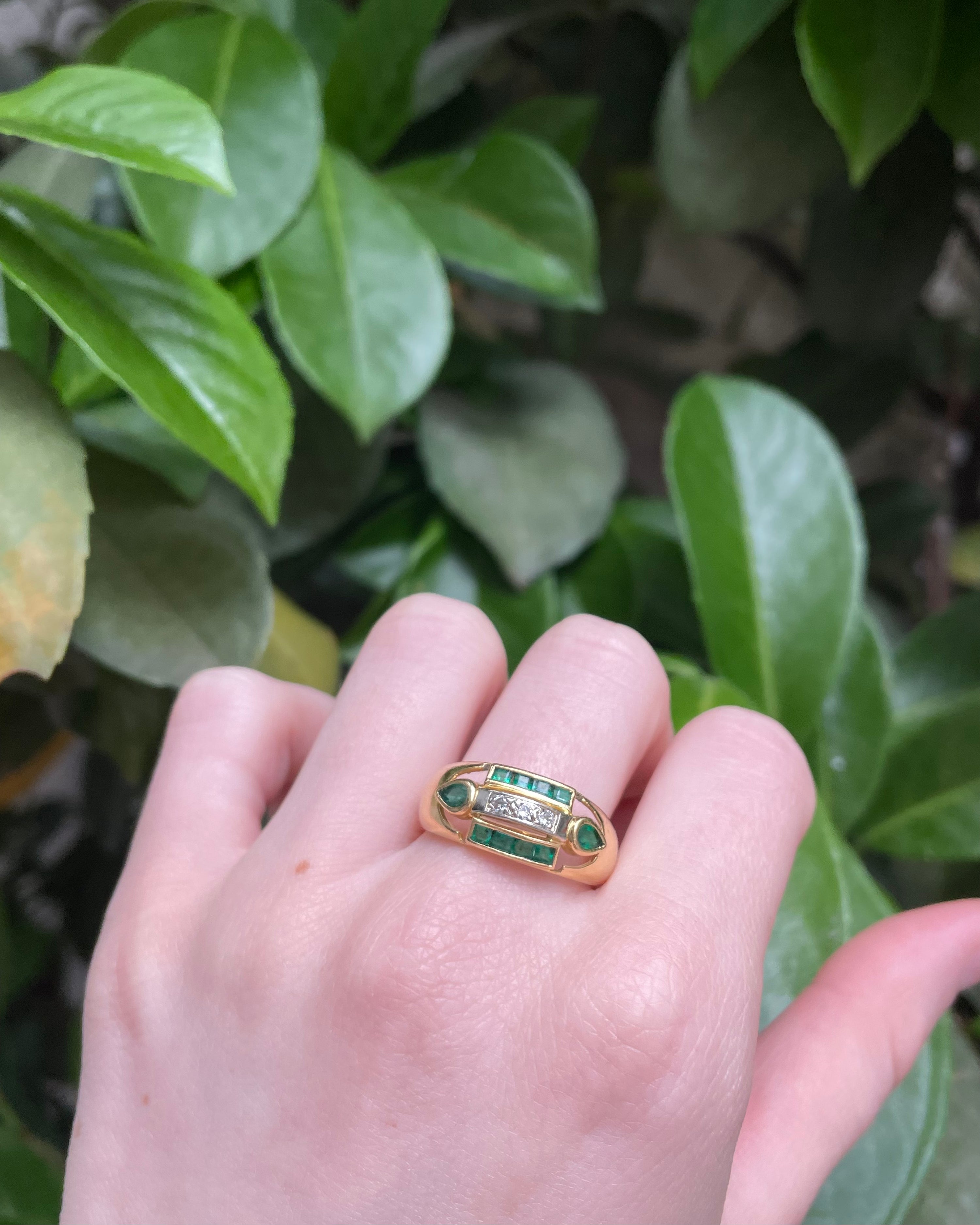 Anillo de banda con esmeraldas 0.44 quilates y diamantes "Gabriella"