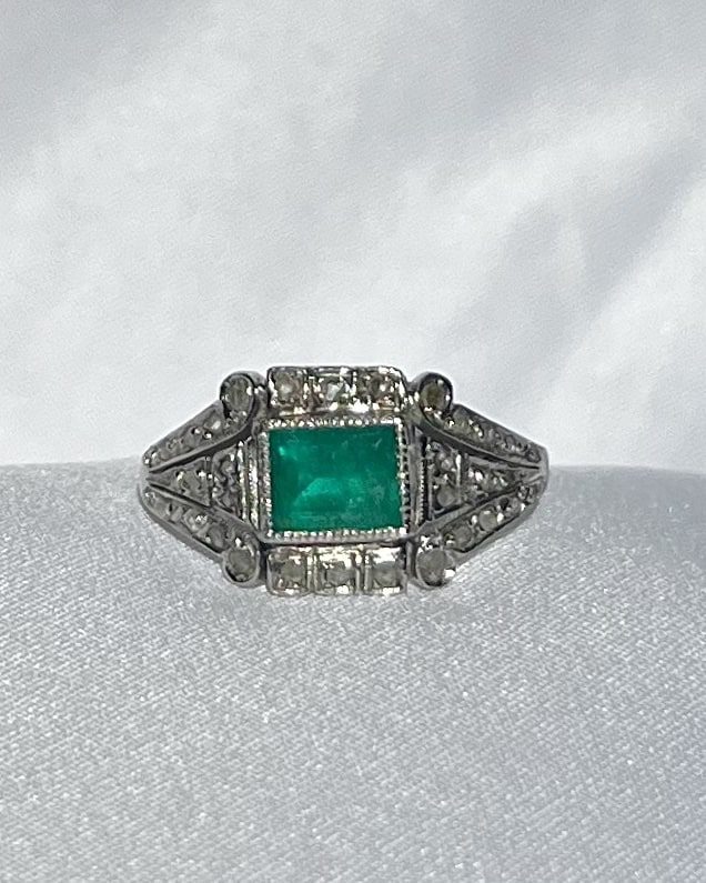 Anillo "Lisana" con margaritas de esmeralda y diamantes