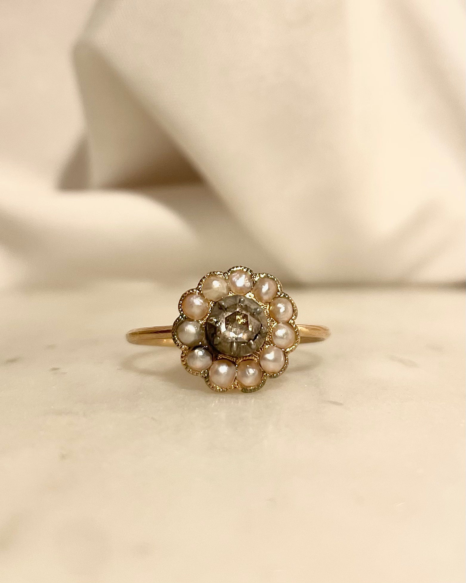 Anillo Margarita Diamante 0.10 quilates y Perlas "Edina"