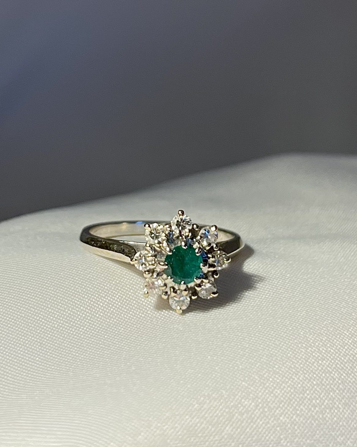 Anillo "Kaïs" con margaritas de esmeralda y diamantes