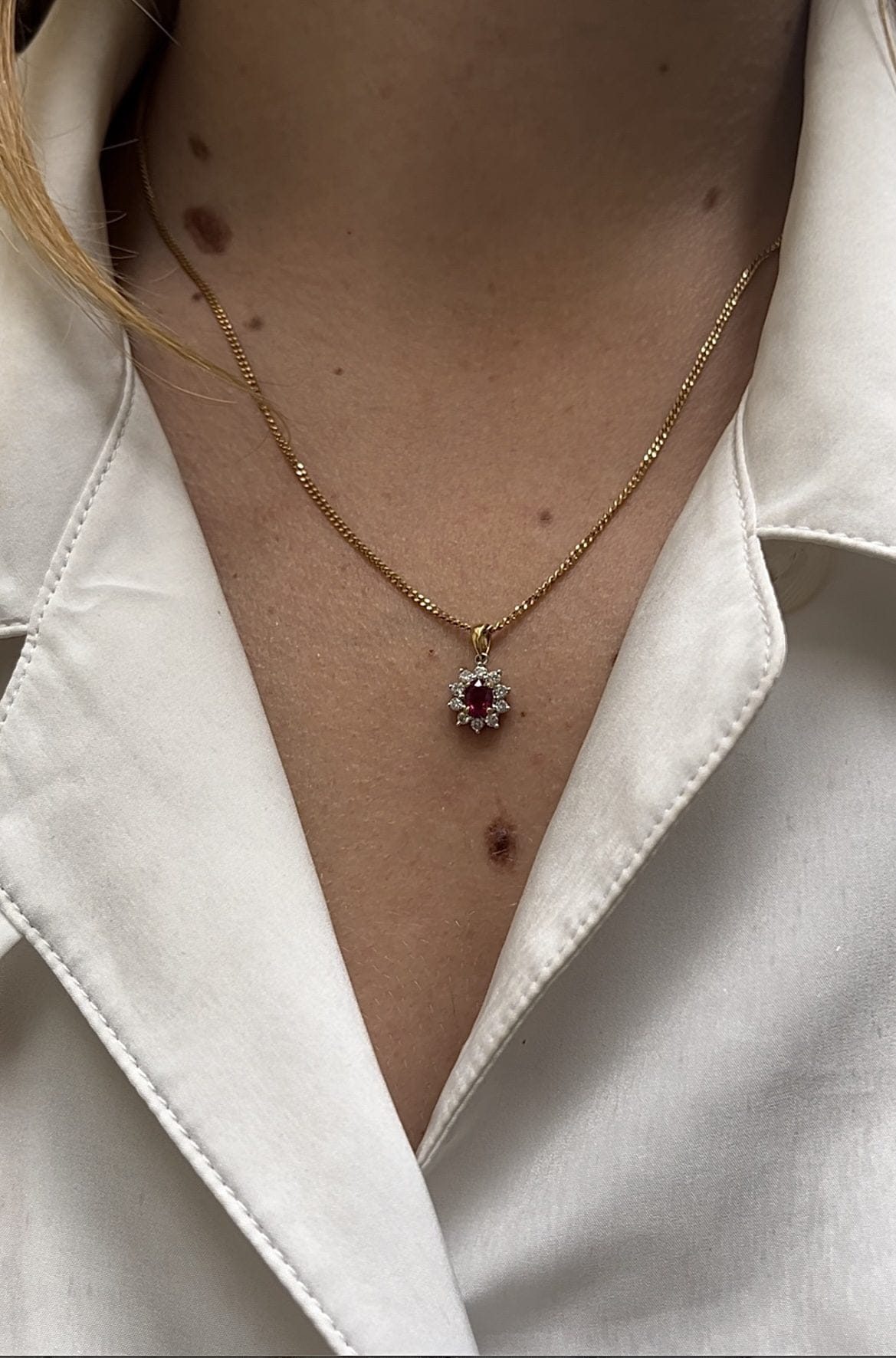Colgante de margarita con rubí y diamantes de Penny