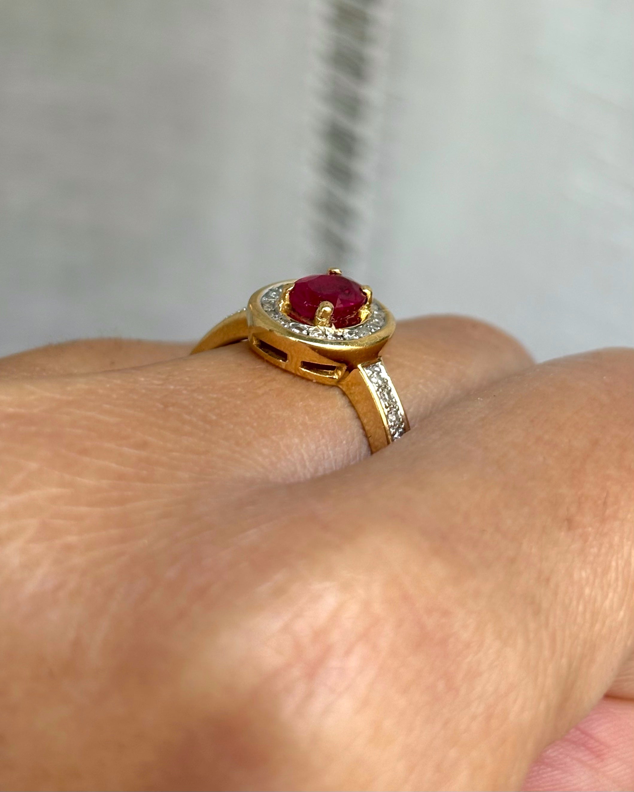 Bague Marguerite Art Déco Rubis 0.80 carat & Diamants 0.44 carat "Carmen"