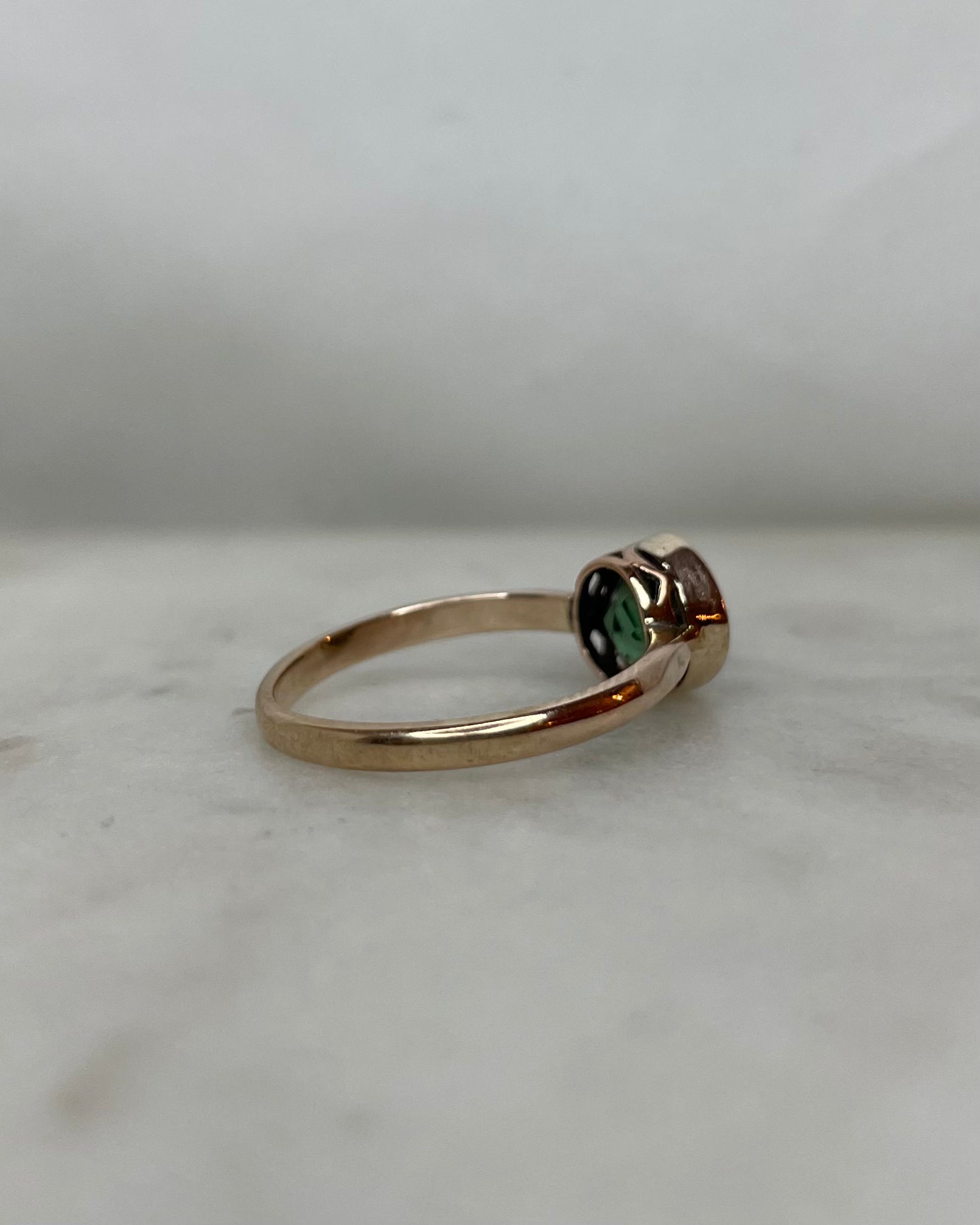 Anillo solitario turmalina verde 1.70 quilates “Azelma”
