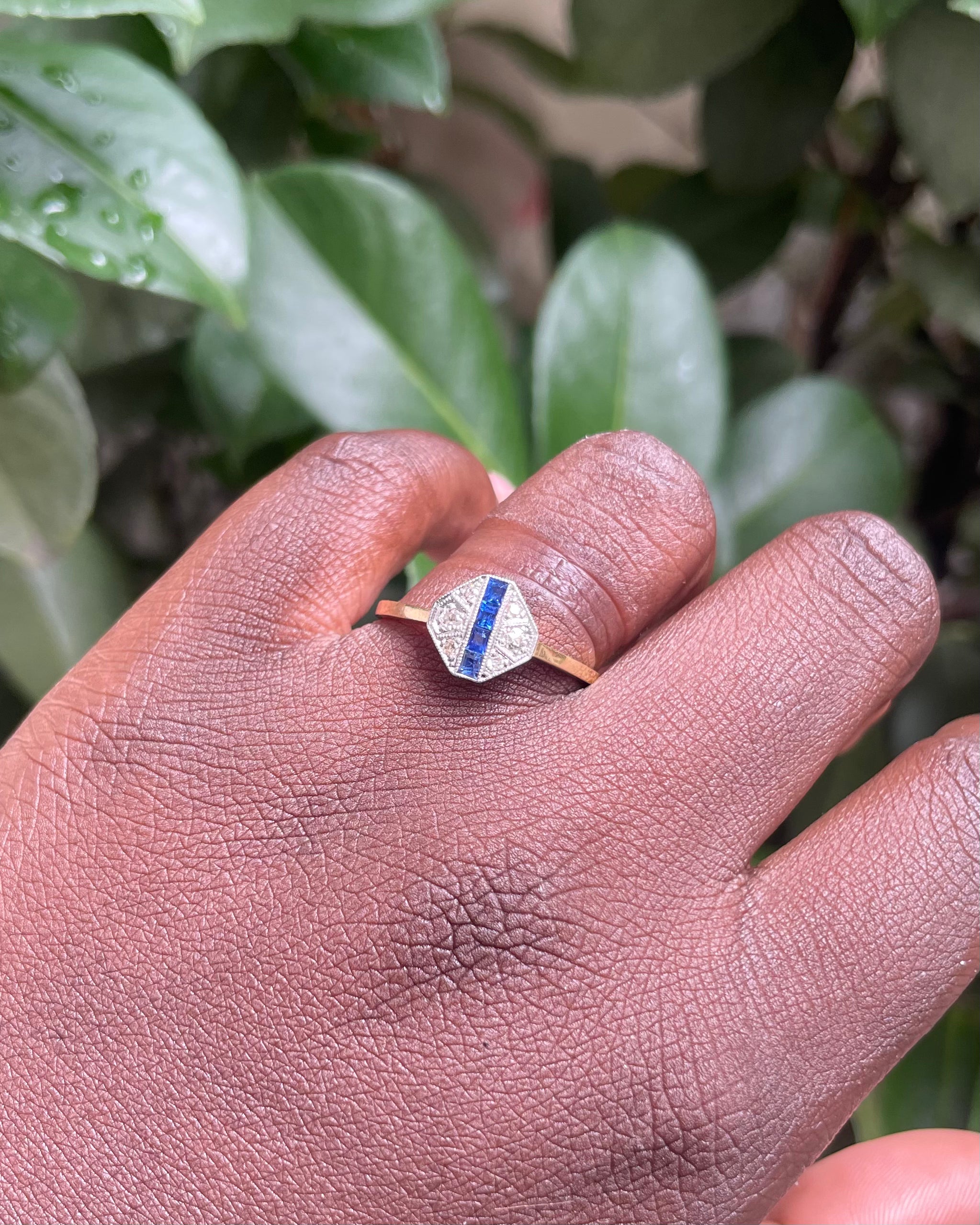 Anillo Art Déco Zafiros 0.24 quilates y Diamantes “Lazarelle”