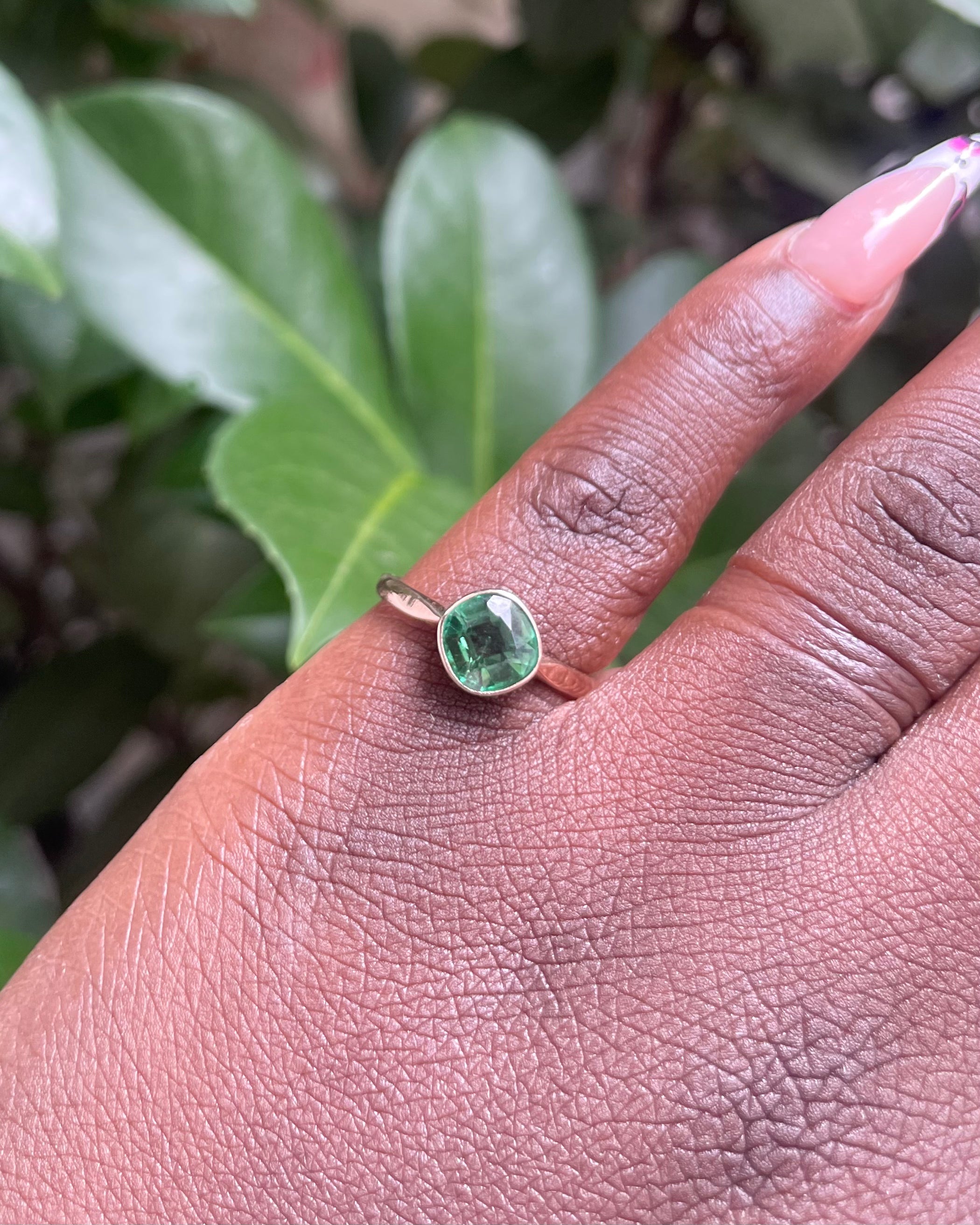 Anillo solitario turmalina verde 1.70 quilates “Azelma”