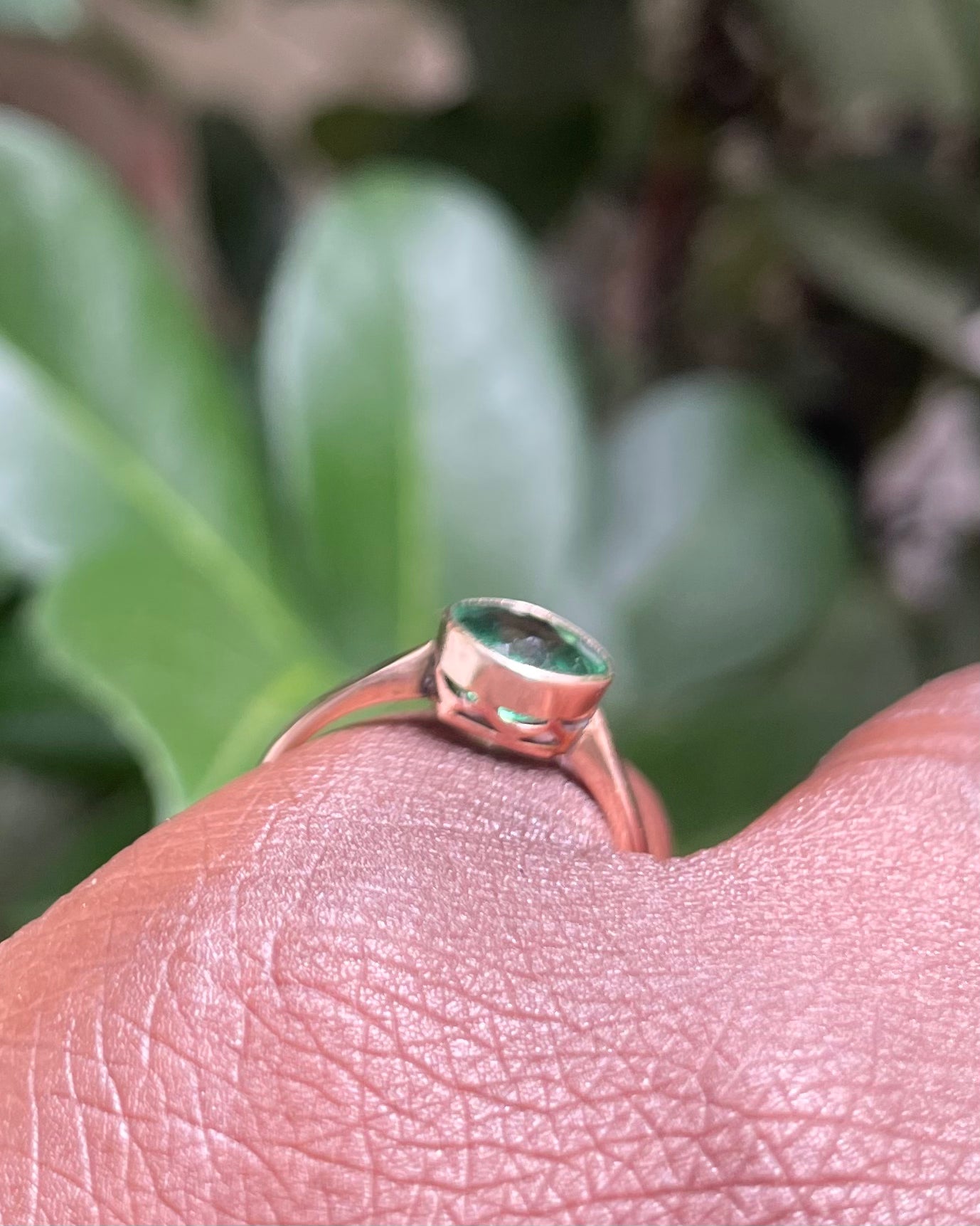 Anillo solitario turmalina verde 1.70 quilates “Azelma”