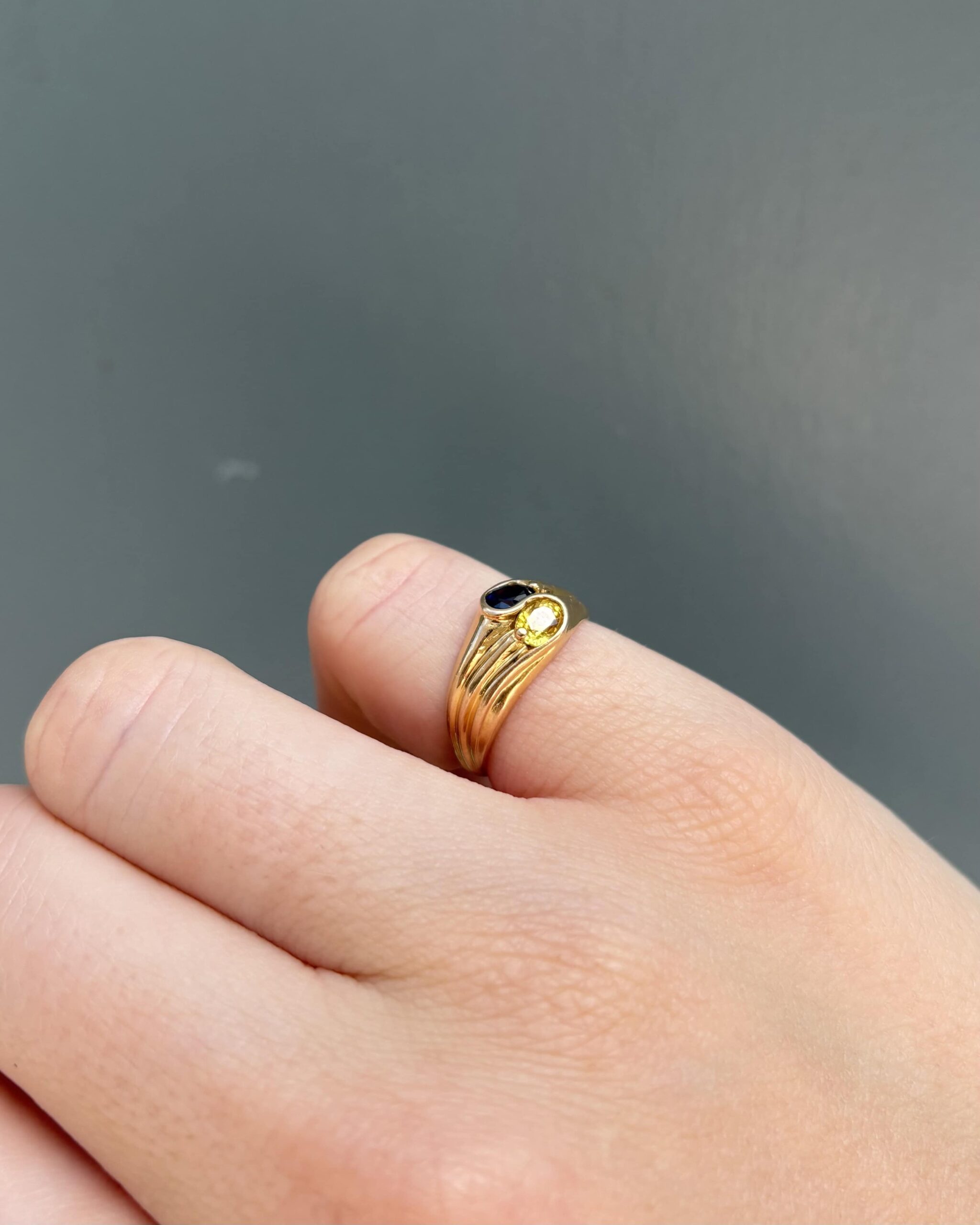 Bague Toi et Moi Saphirs Bleu et Jaune 0.60 Carat "Nawel" - Elliade Paris