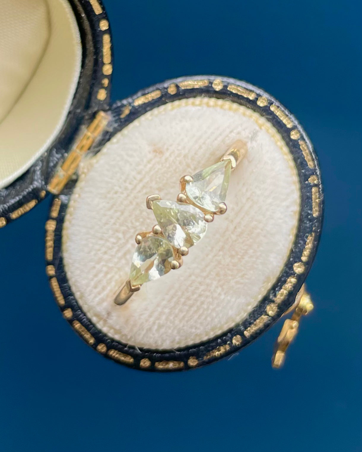 Bague Trilogie Taille Poire Grenat Vert 1.30 carat “Velma”