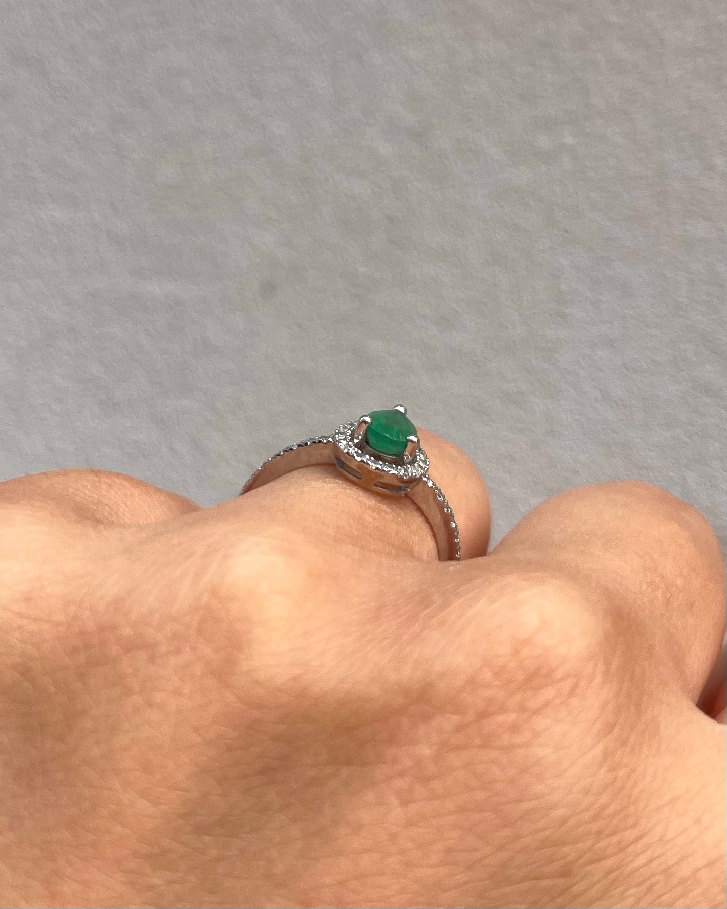 Anillo Margarita Esmeralda Pera y Diamantes "Milena"