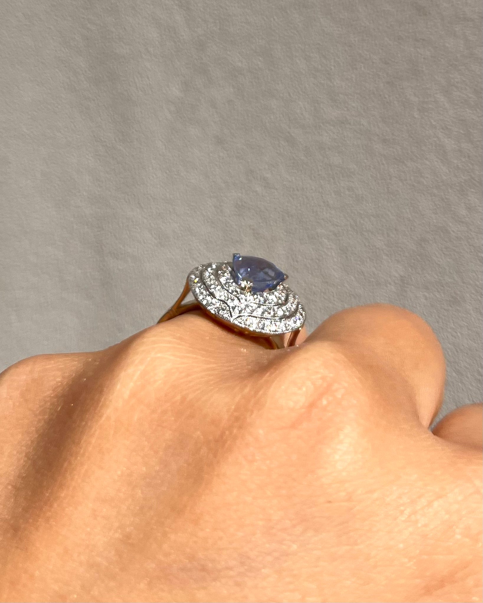 Bague style Art déco Saphir 1.80 carat & 60 Diamants "Grace" - Elliade Paris