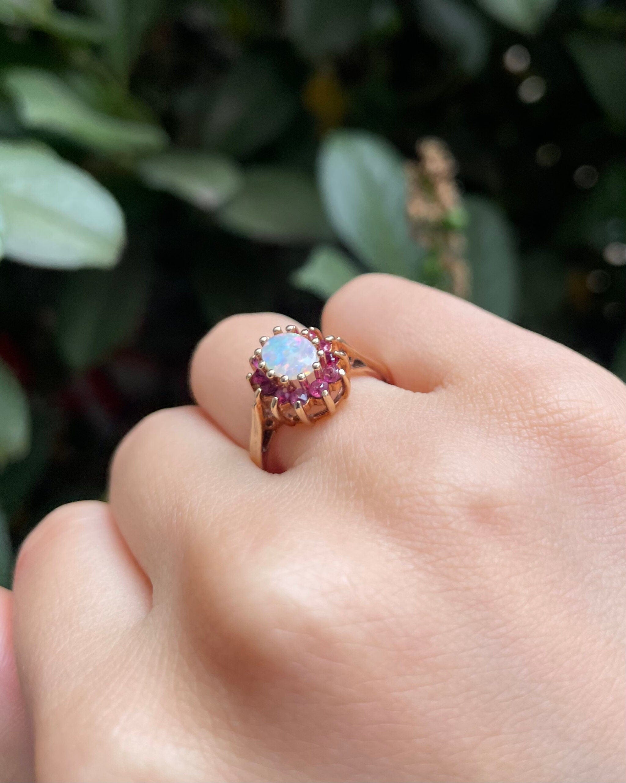 Anillo de margaritas de ópalo y rubí "Orchelle"