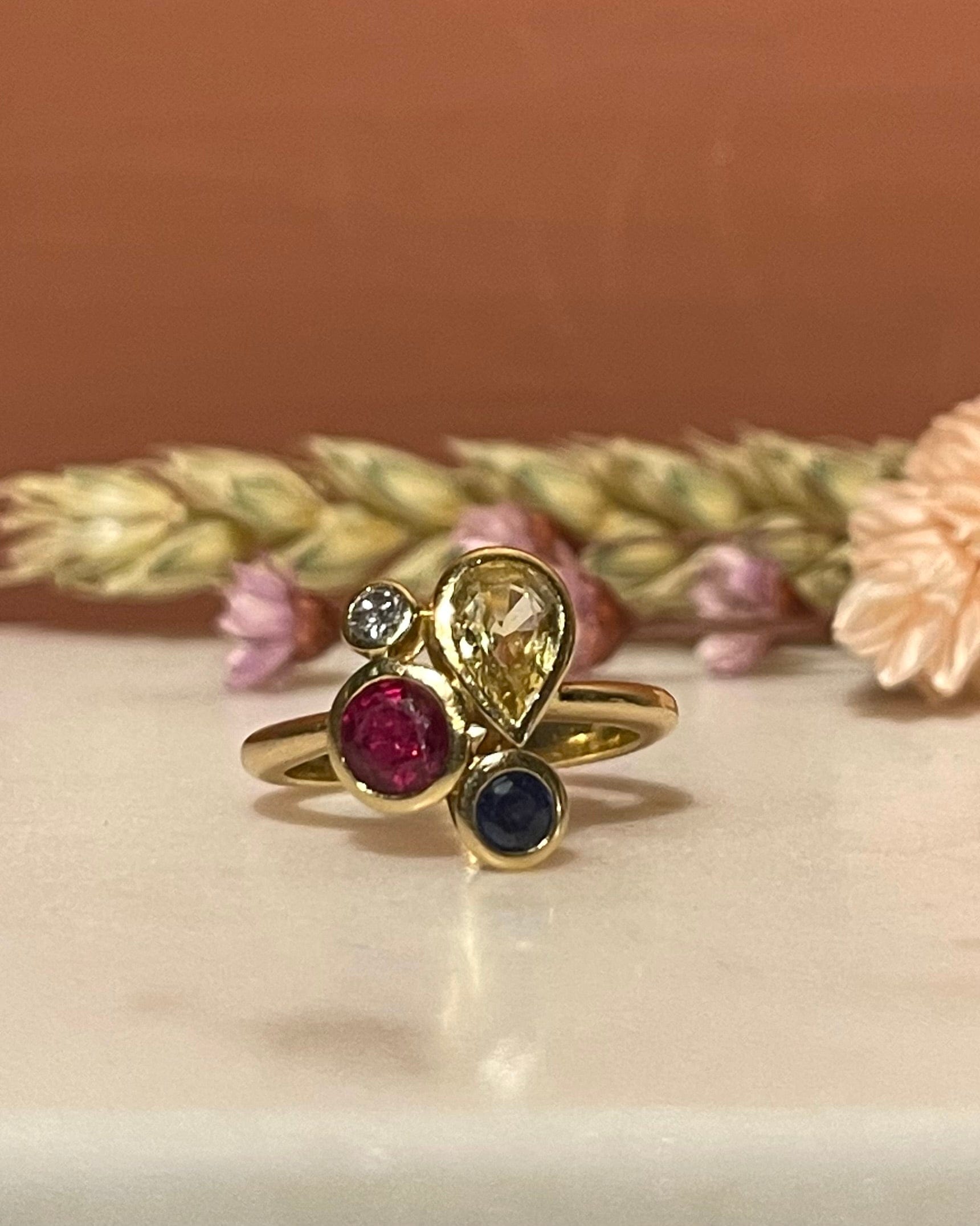 Bague Saphirs Bleu et Jaune, Rubis & Diamant "Miro"