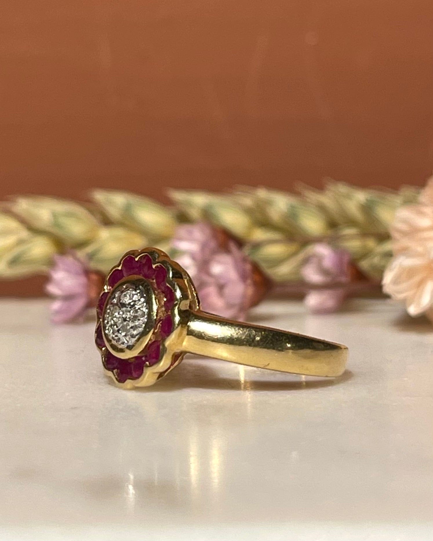 Anillo de flor de rubí y diamantes "Vedrana"