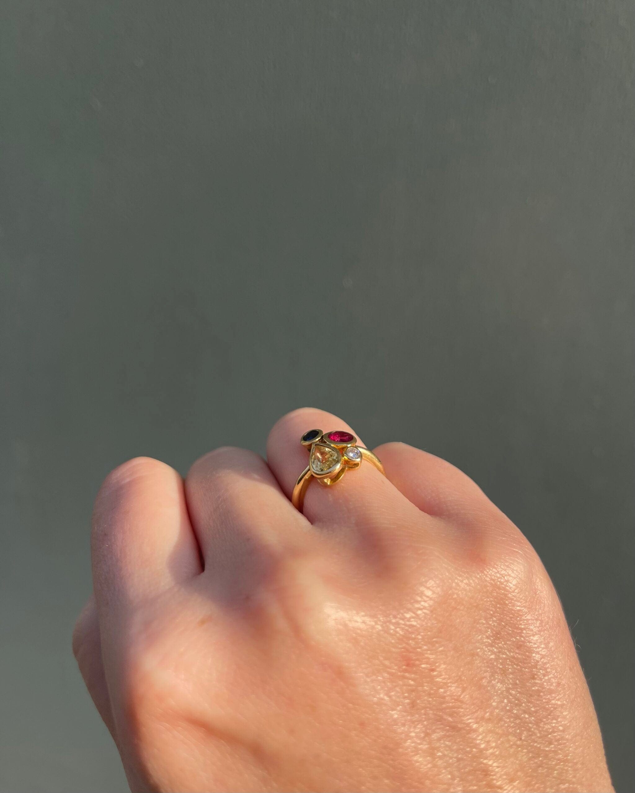 Anillo "Miro" con zafiros azules y amarillos, rubíes y diamantes