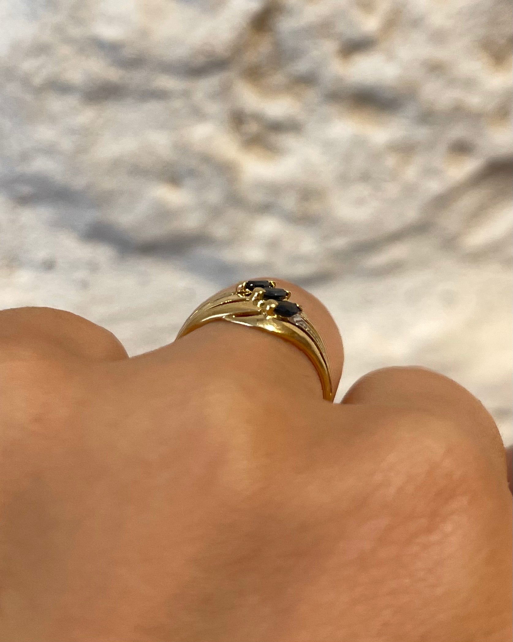 Anillo rígido con zafiros "Oriana"